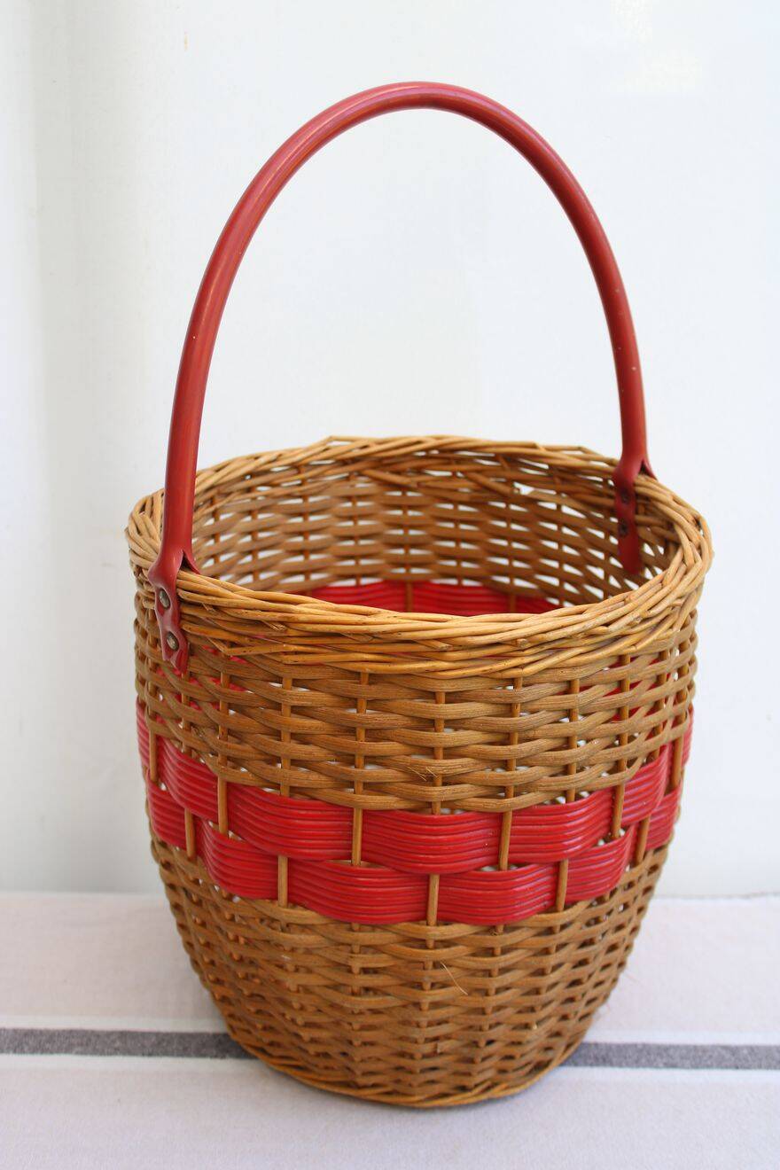 Wicker basket and scoubidou
