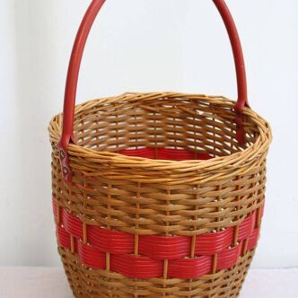 Wicker basket and scoubidou
