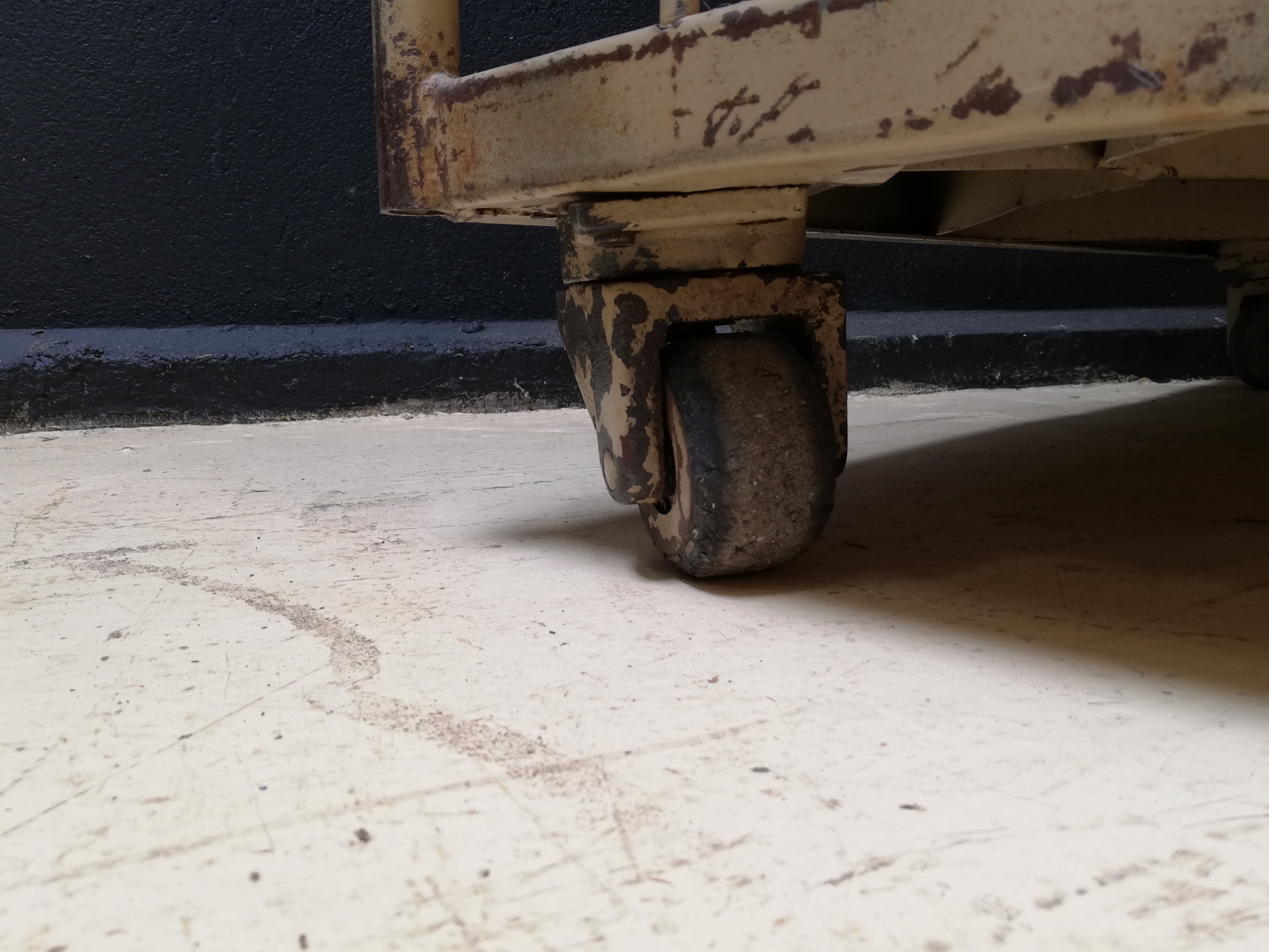 Industrial trolley, roulette shelf