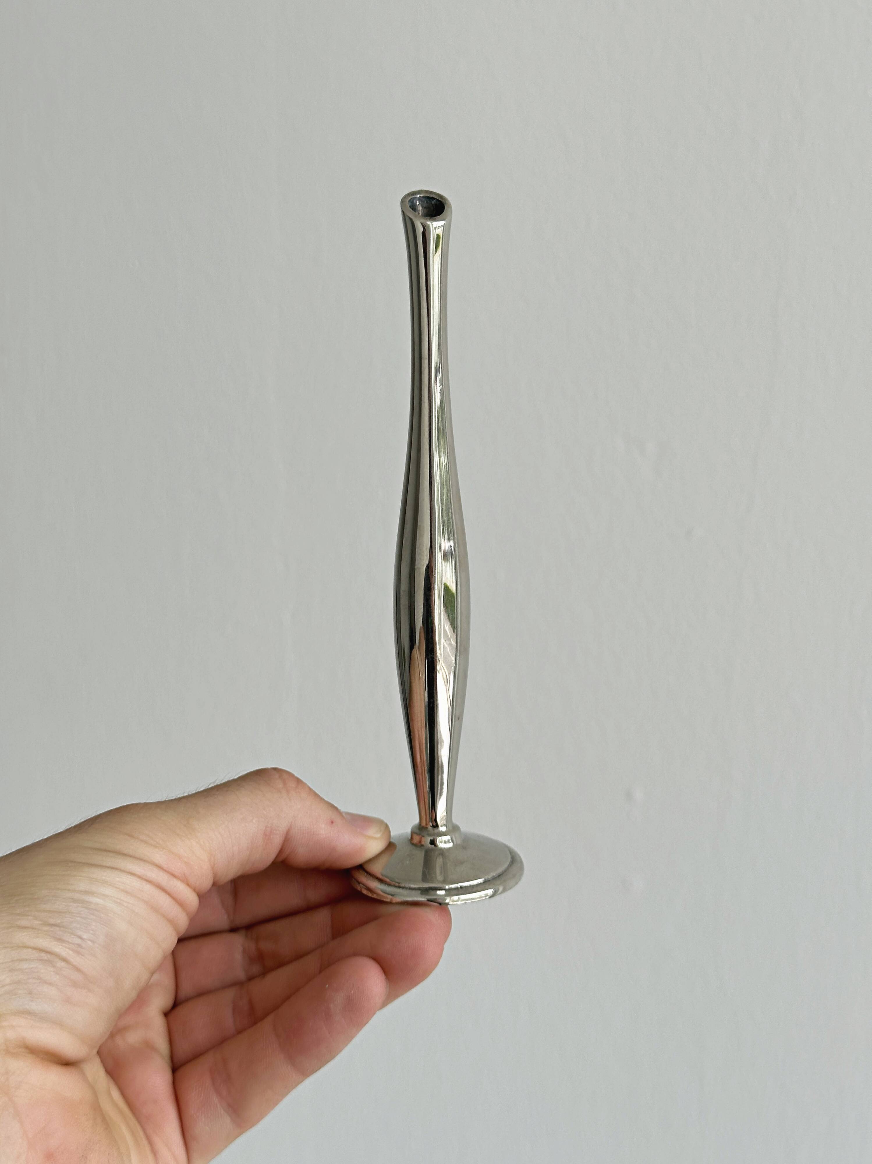 Small silver-coloured metal soliflore.