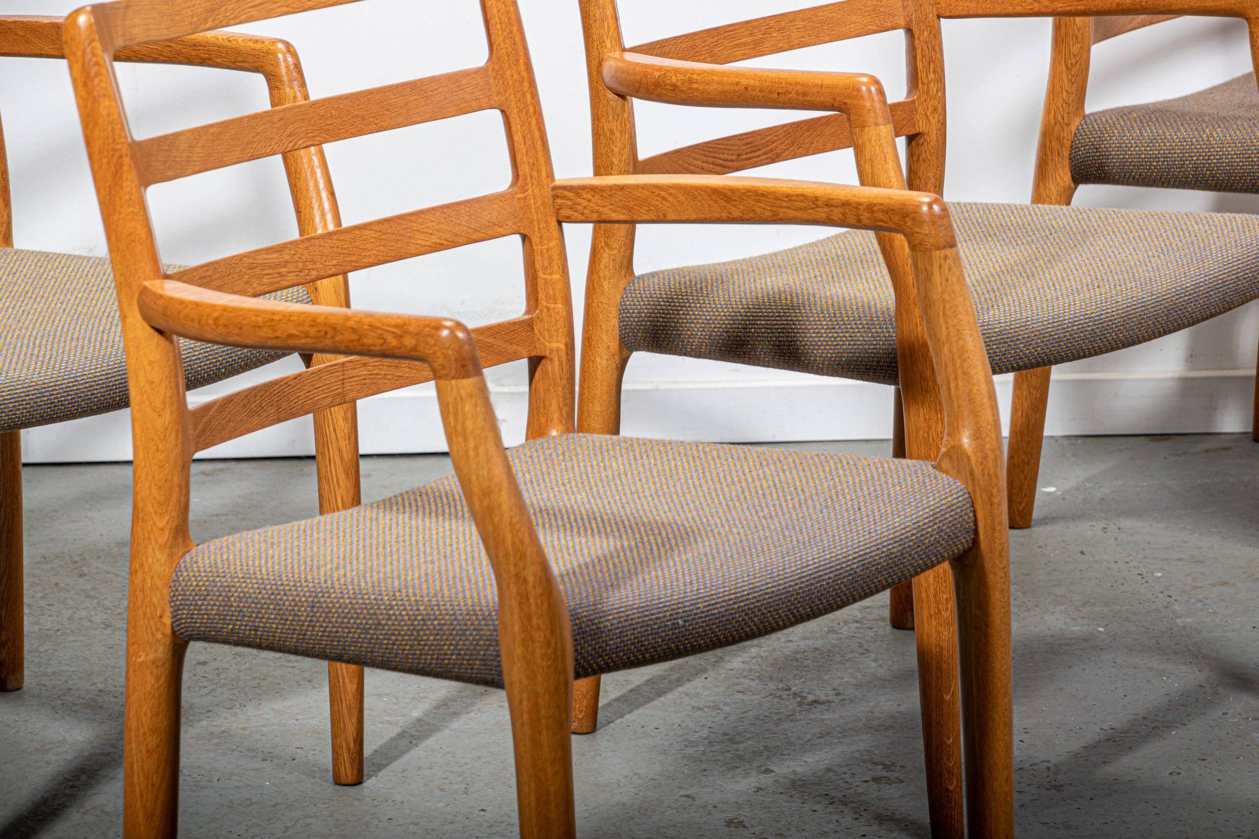 Fauteuils JL Moller modèle 68 en chêne avec tissu d'origine. Fabriqués au Danemark vers 1990.