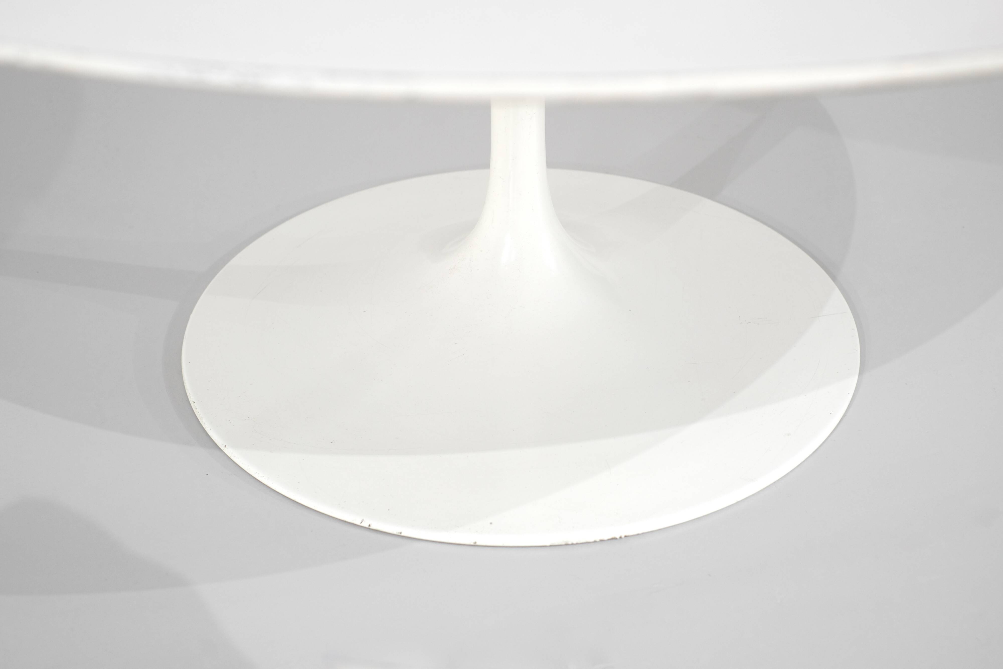 "Tulip" coffee table laminated by Eero Saarinen for Knoll, United States.