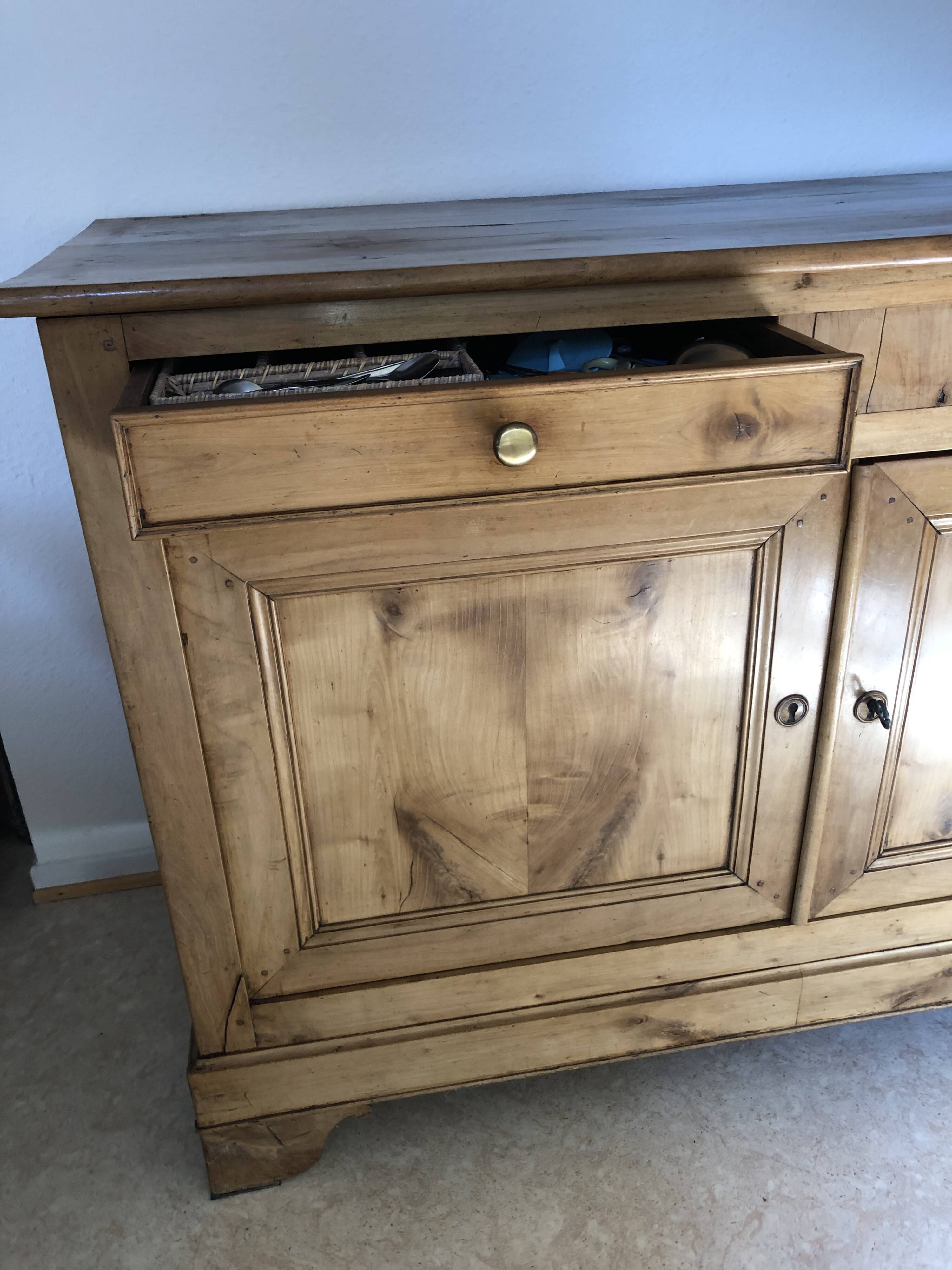 Buffet ancien en noyer blond