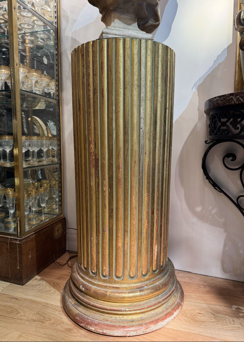 Large fluted golden wood column with a marble top, work from around 1900.