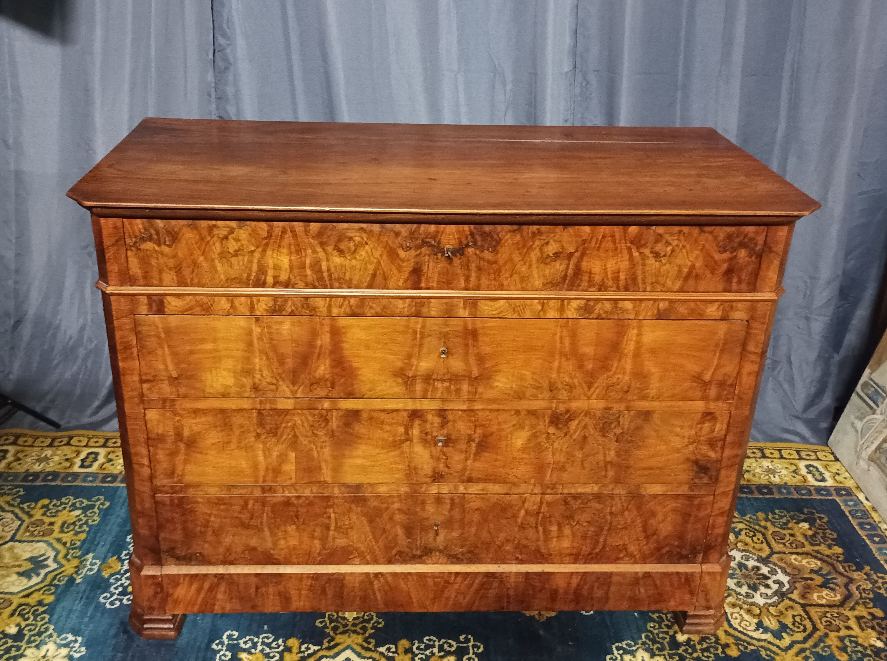Commode Louis Philippe en ronce de noyer XIXème