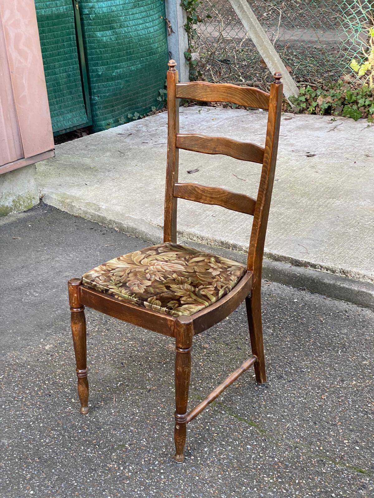 Vintage chair in carved solid wood and velvet fabric.