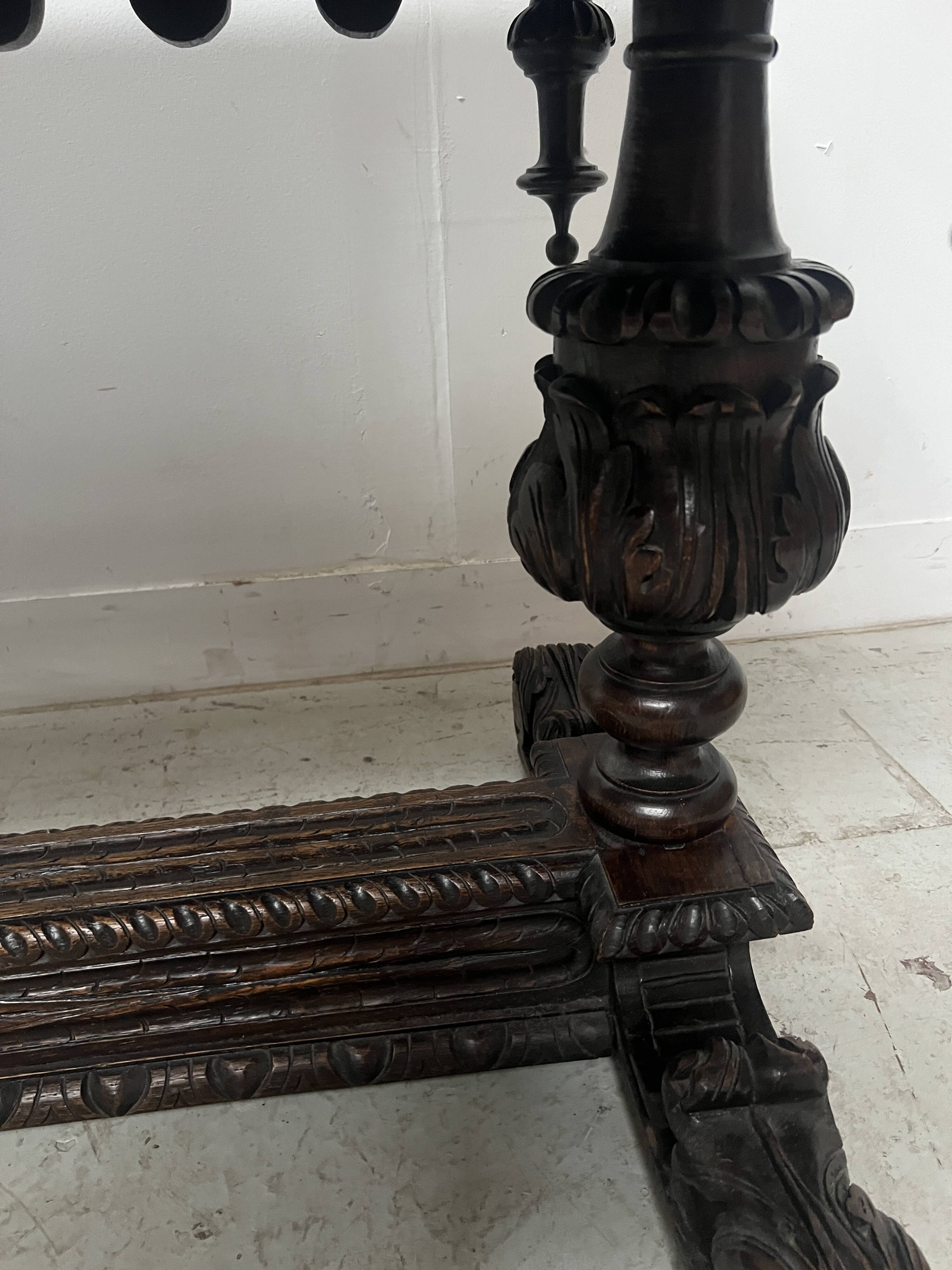 Bureau renaissance en chene sculpté XIX siècle