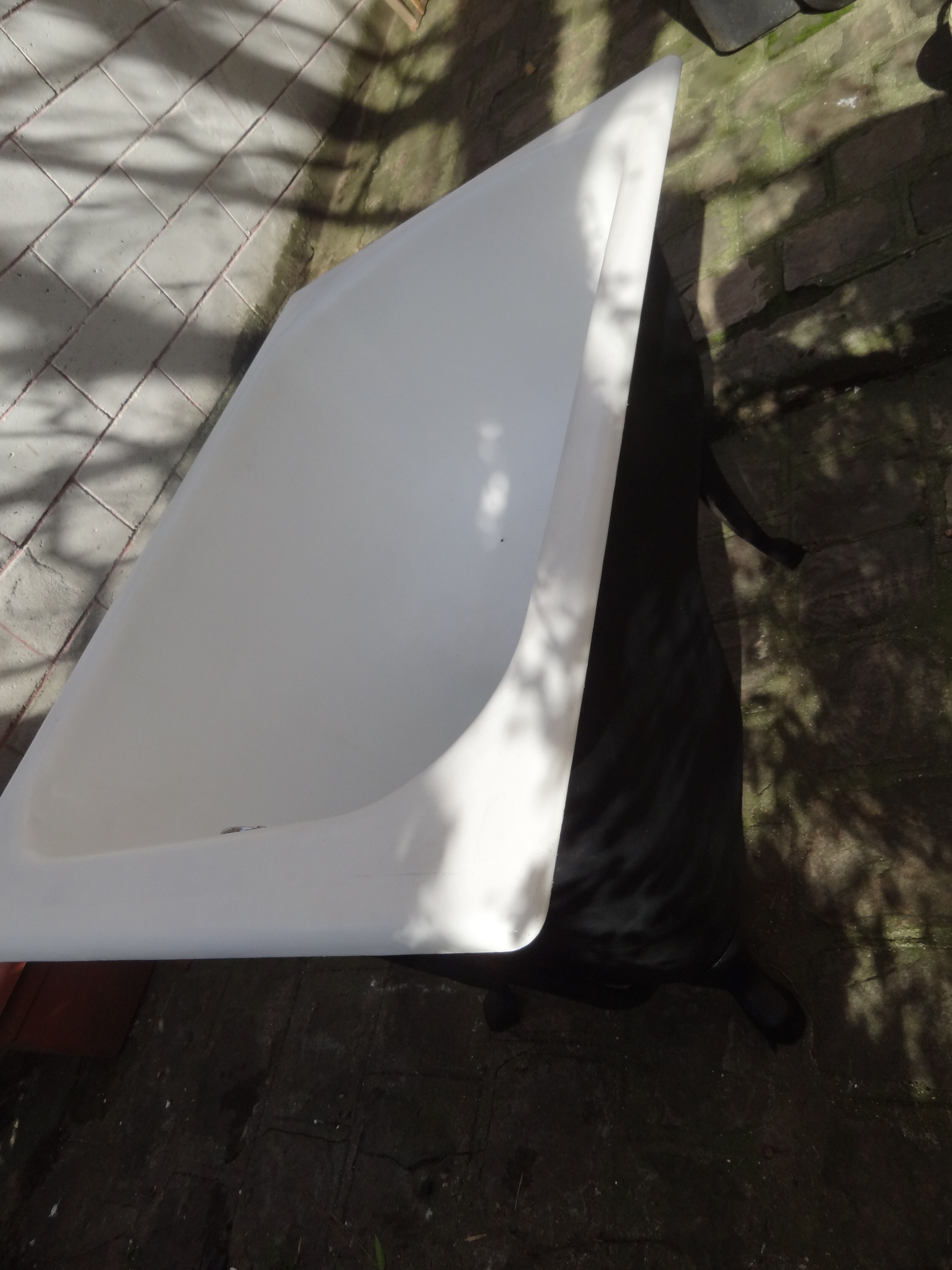 Cast iron hoof bathtub