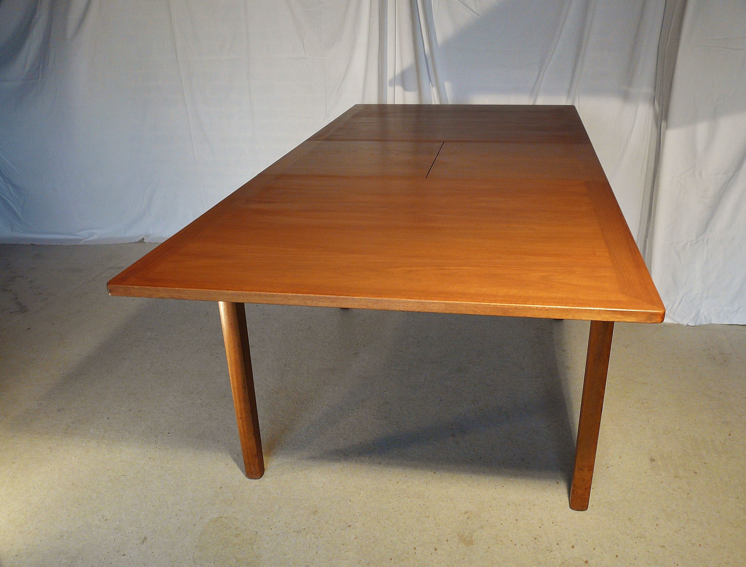 Scandinavian extendable rectangular table in blond teak