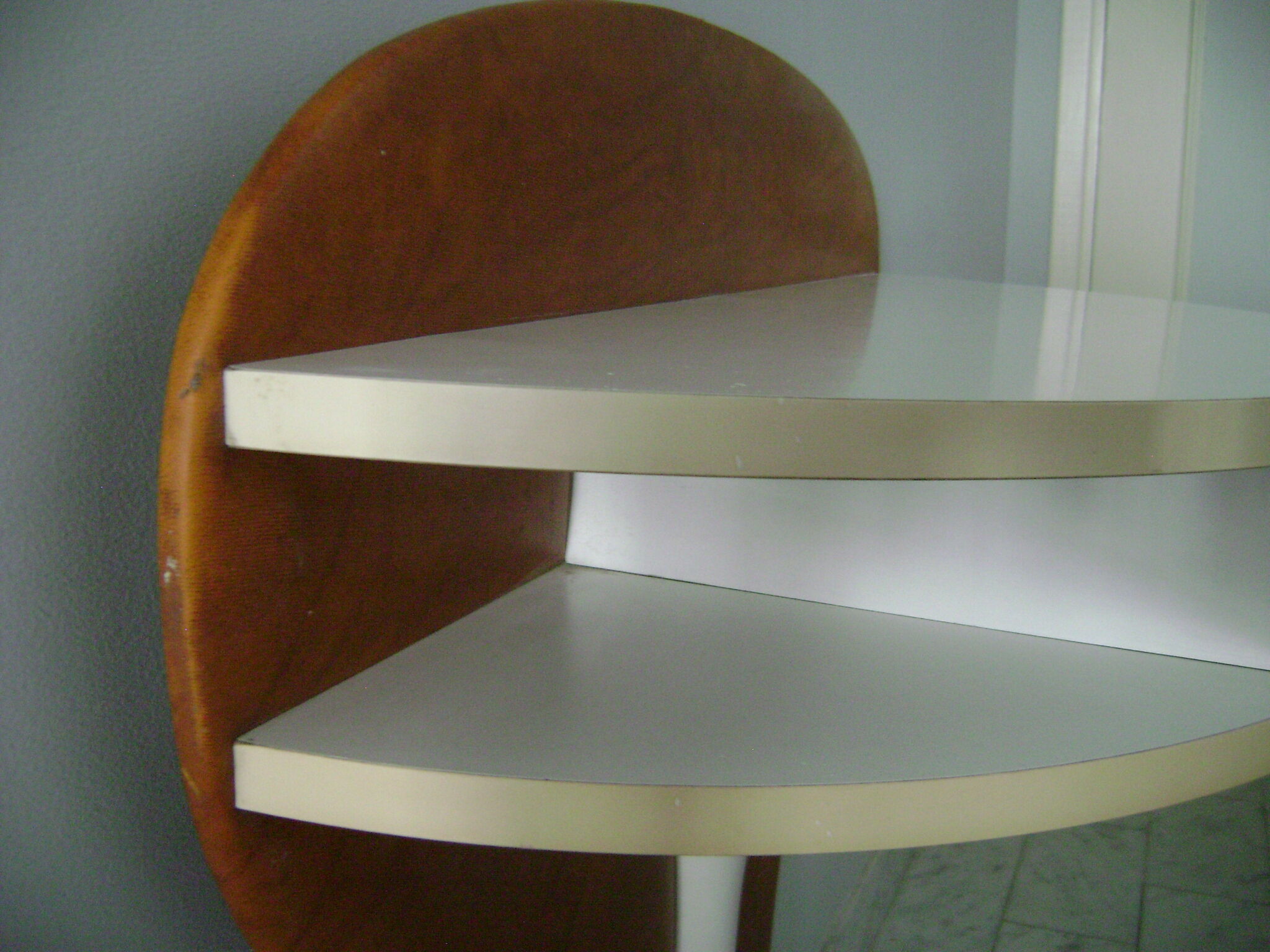 White lasked wood console and 1980s skai background