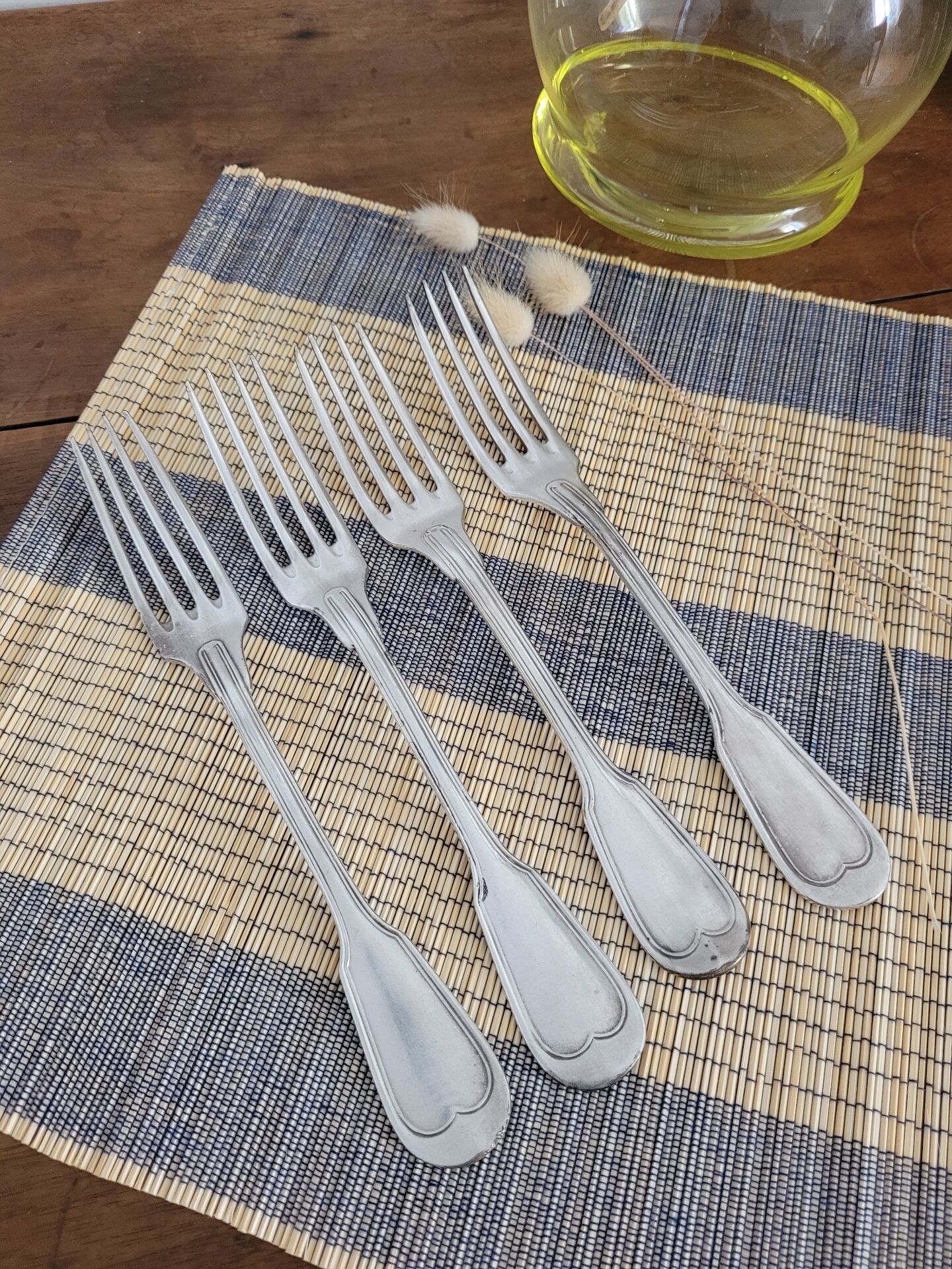 Set of 4 decorative forks with a rim