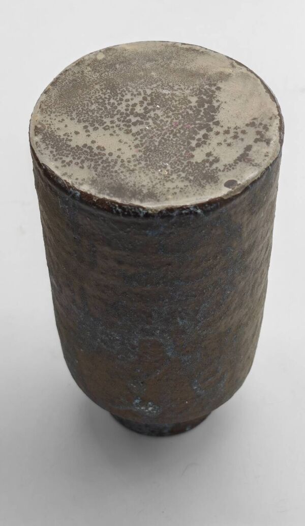 Vase en grès brutaliste à l'email poudré bleu