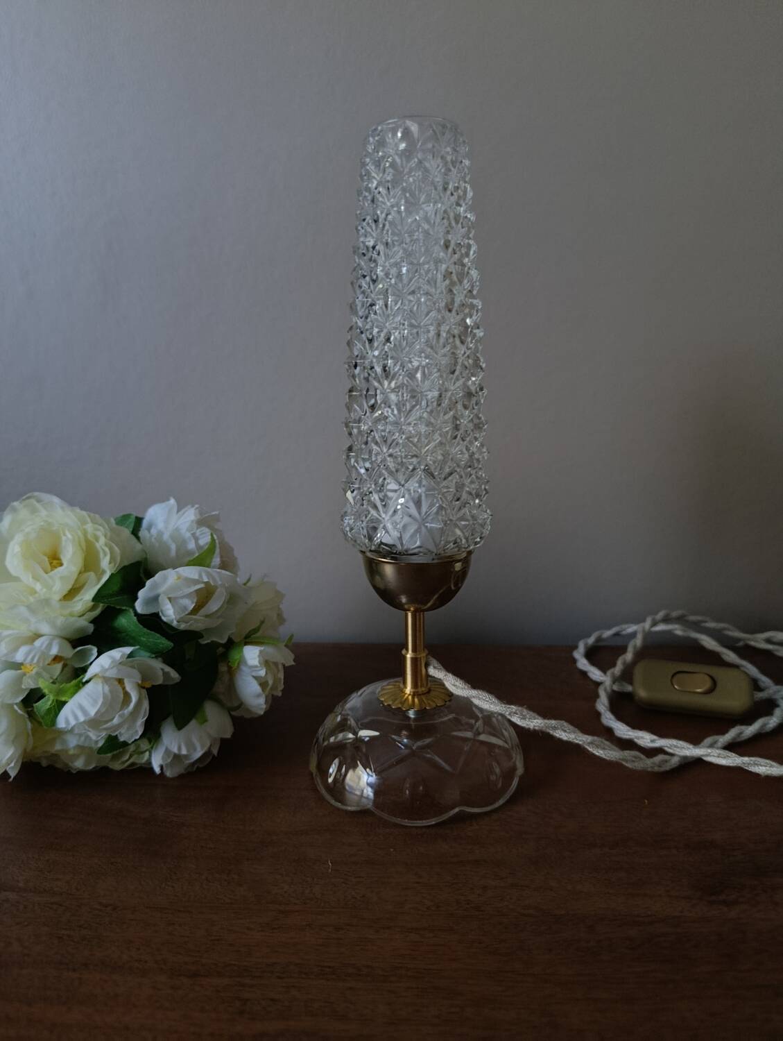 Retro chic bedside lamp with a diamond tip.