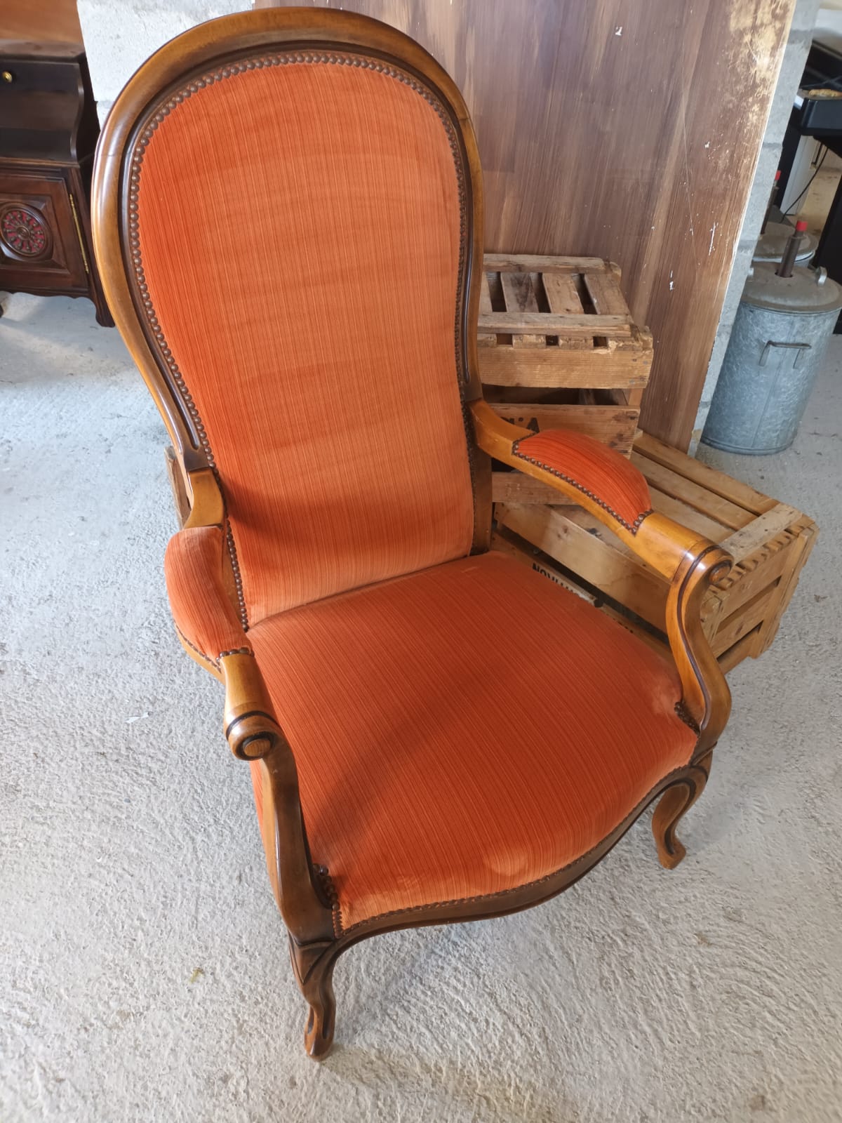 Deux fauteuils type Voltaire, en velours orange