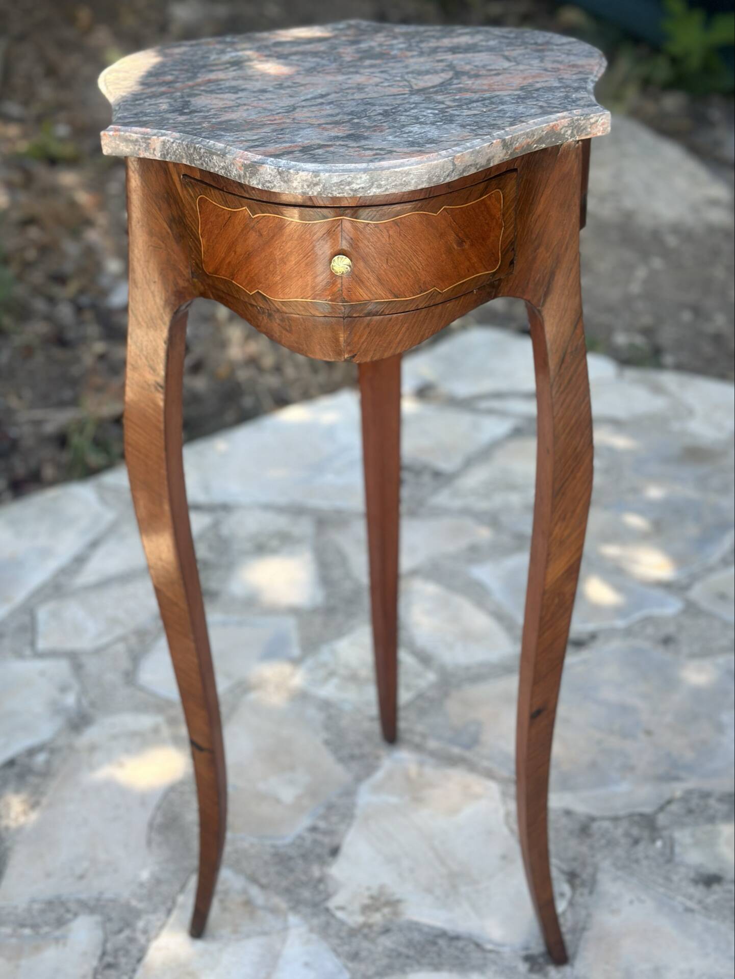 Table volante en Marqueterie de bois précieux de style Louis XV .