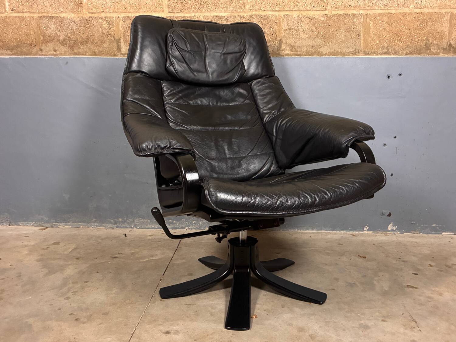 Fauteuil pivotant Skalma avec repose-pieds design danois