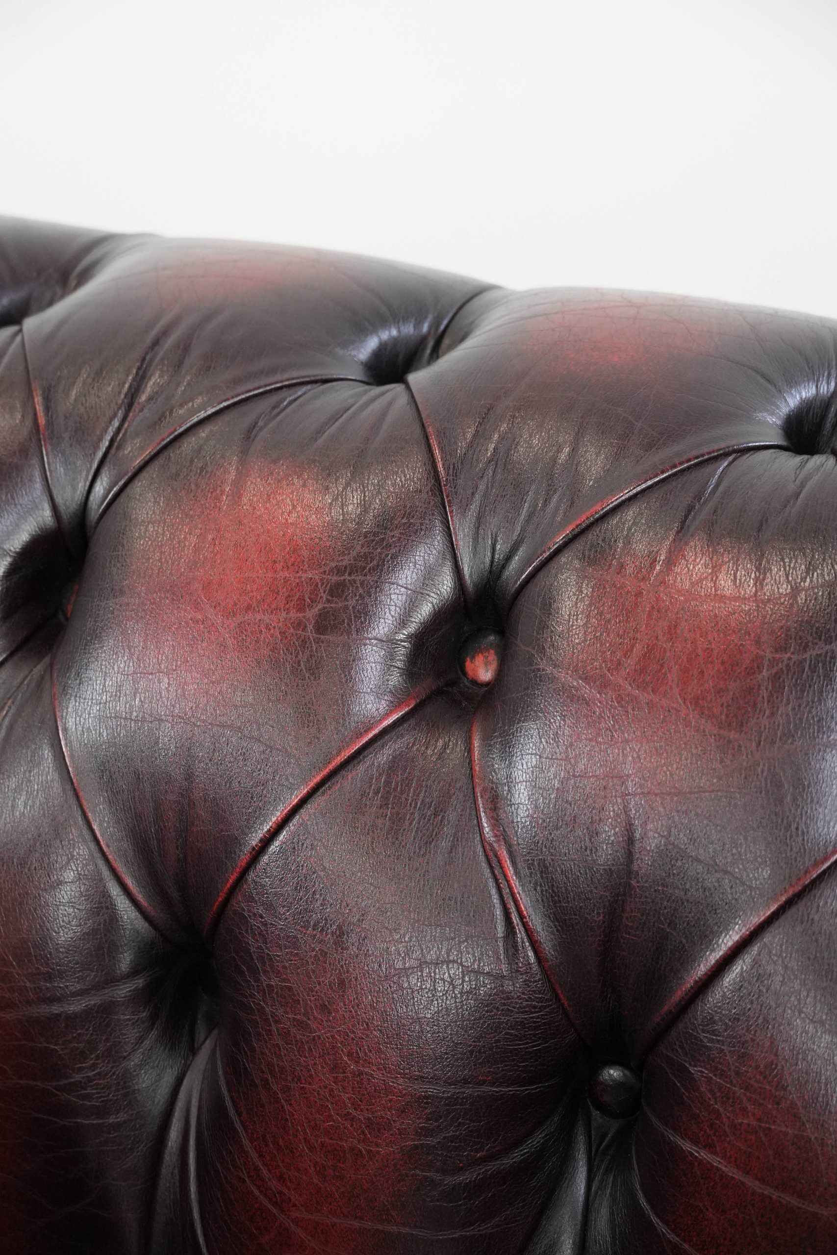 Cowhide leather English chesterfield armchair on wheels