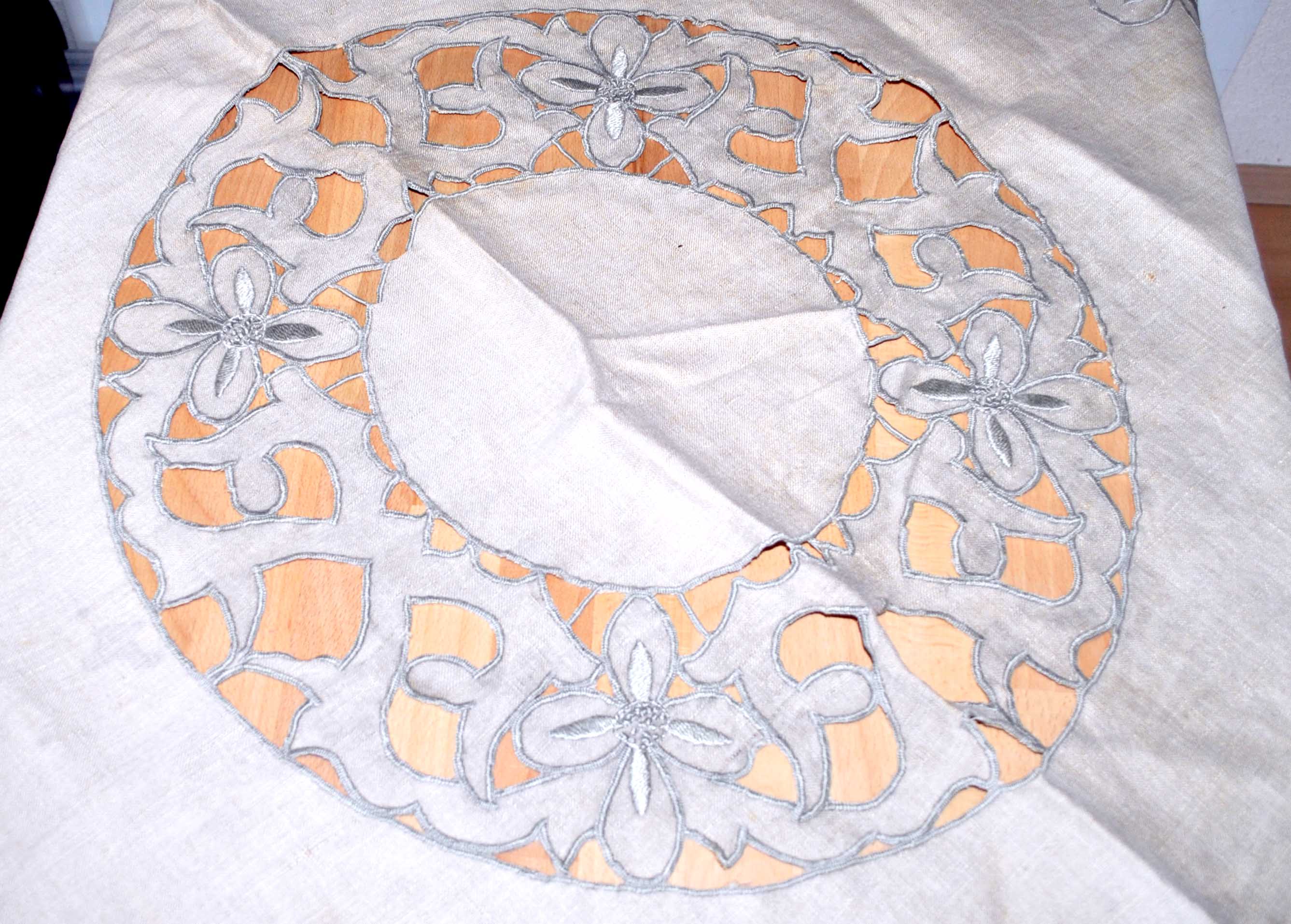 Nappe carré vintage en toile beige brodé et ajouré 120x120