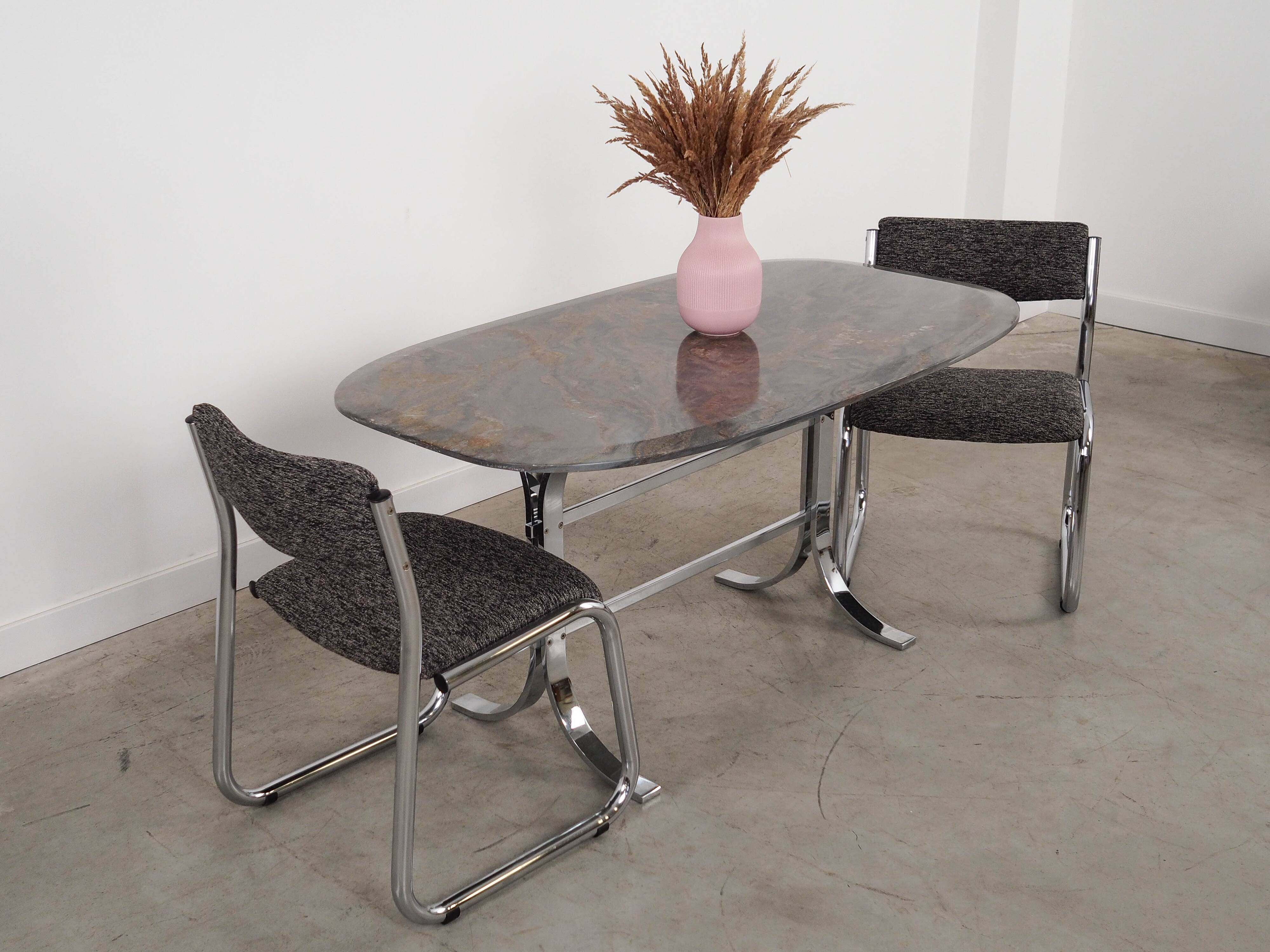 Table danoise en pierre, années 1980