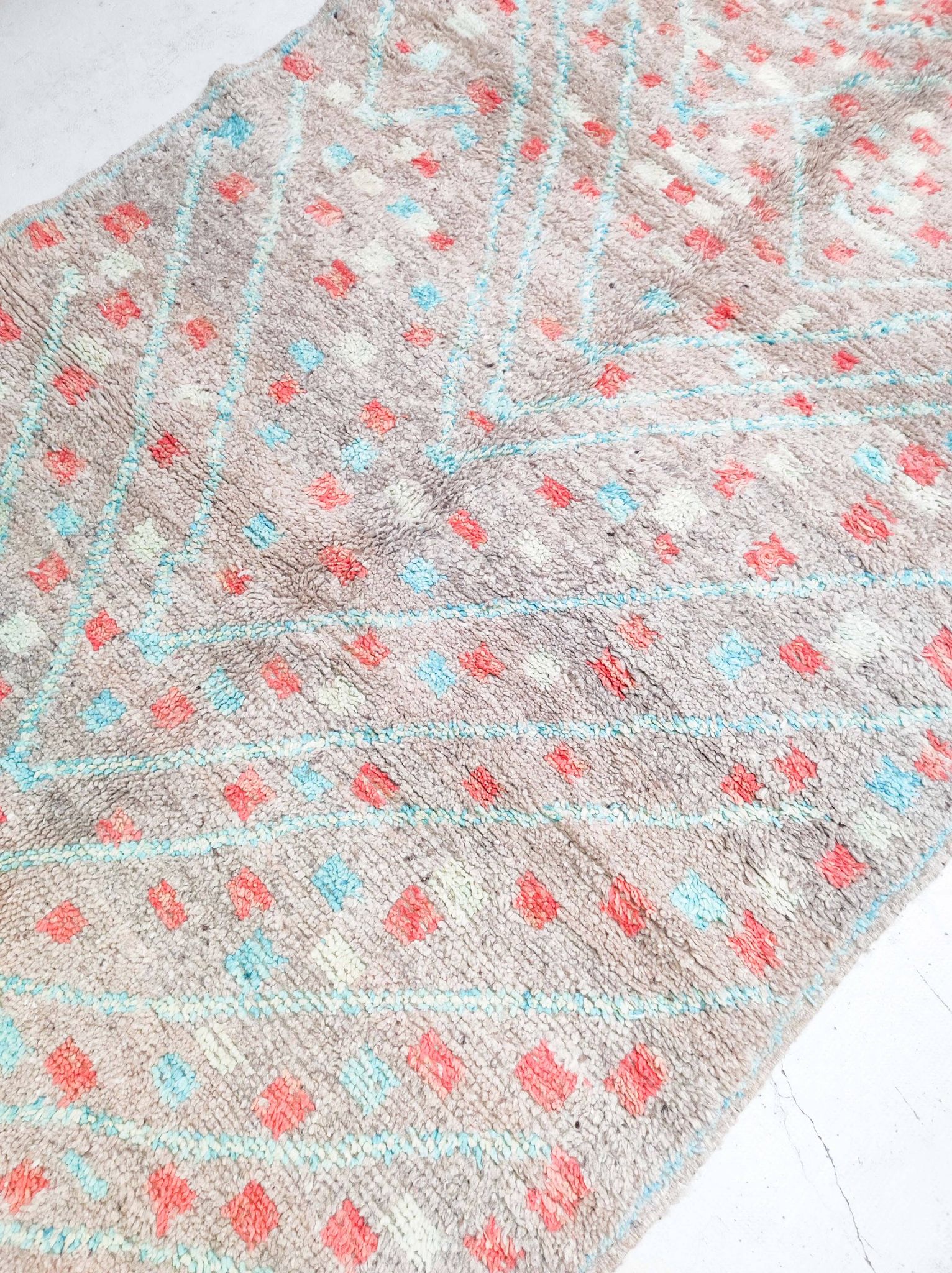 Tapis berbère marocain Boujaad coloré dimensions 2,37x1,59m