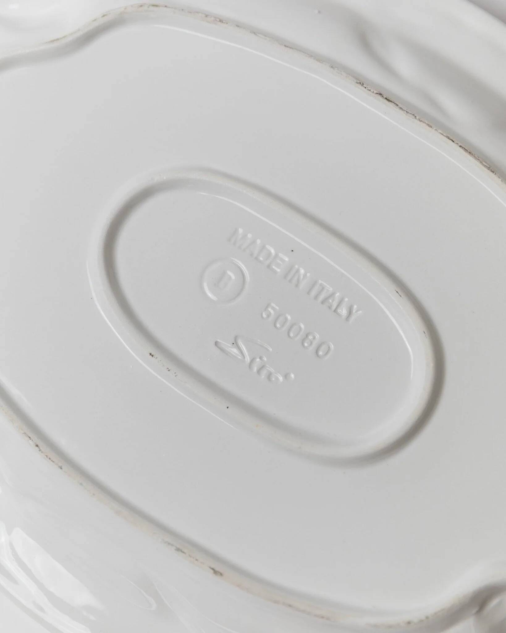 Assiette ovale en céramique blanche avec relief 3D de fruits de mer, design italien Siro, vintage des années 1980, 48 x 32 cm.