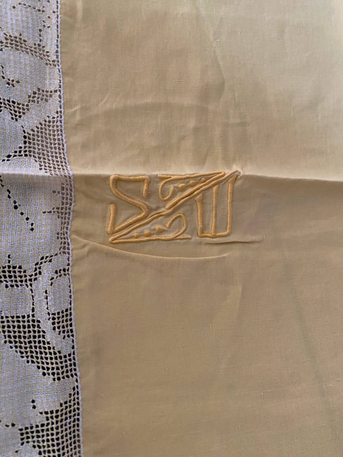 Tablecloth and 12 straw-colored napkins from the 50s.