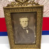 Ancien photo portrait d'homme avec cadre en laiton