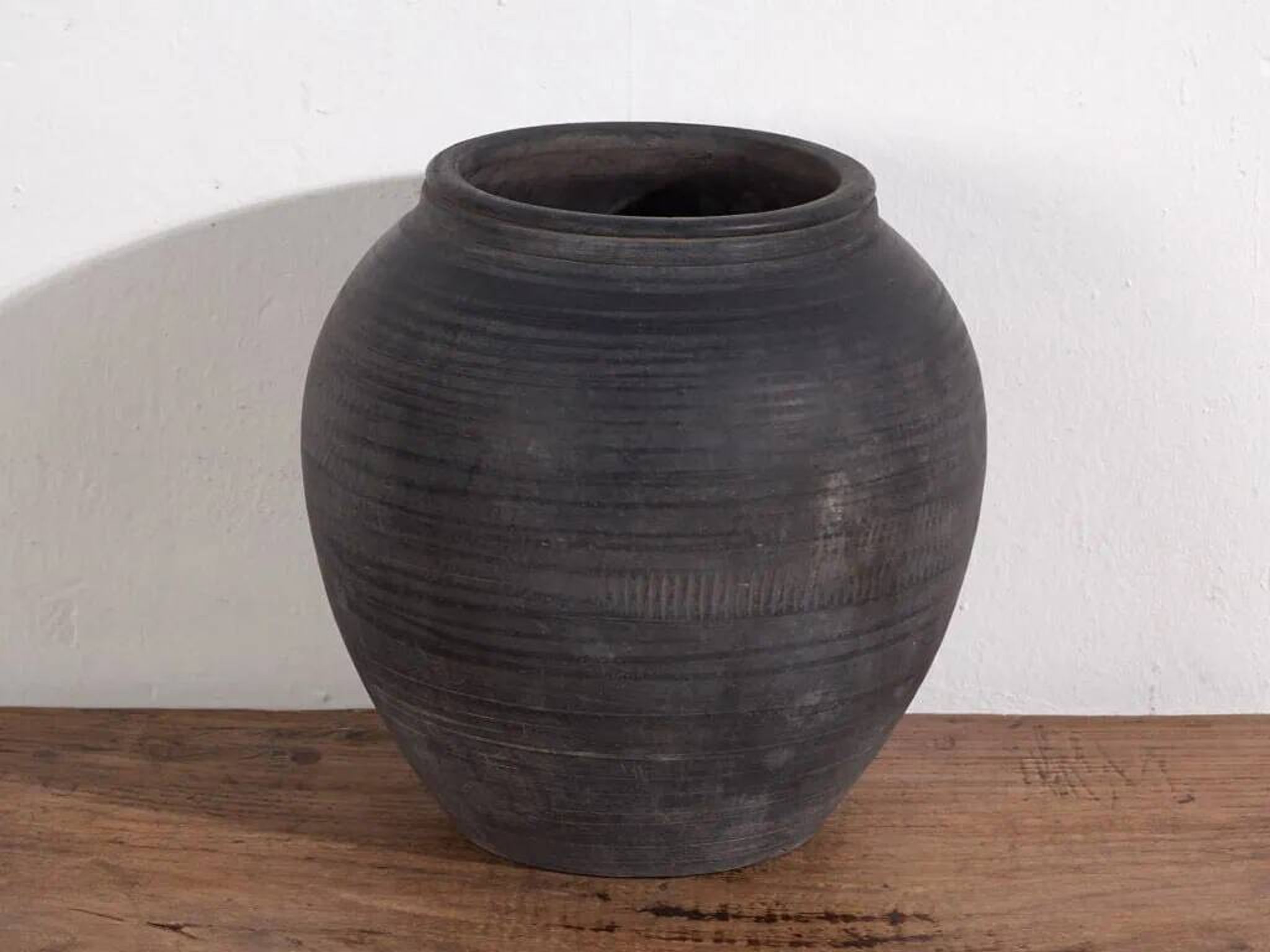 Vase ancien dans des tons sombres (c.1900) #3