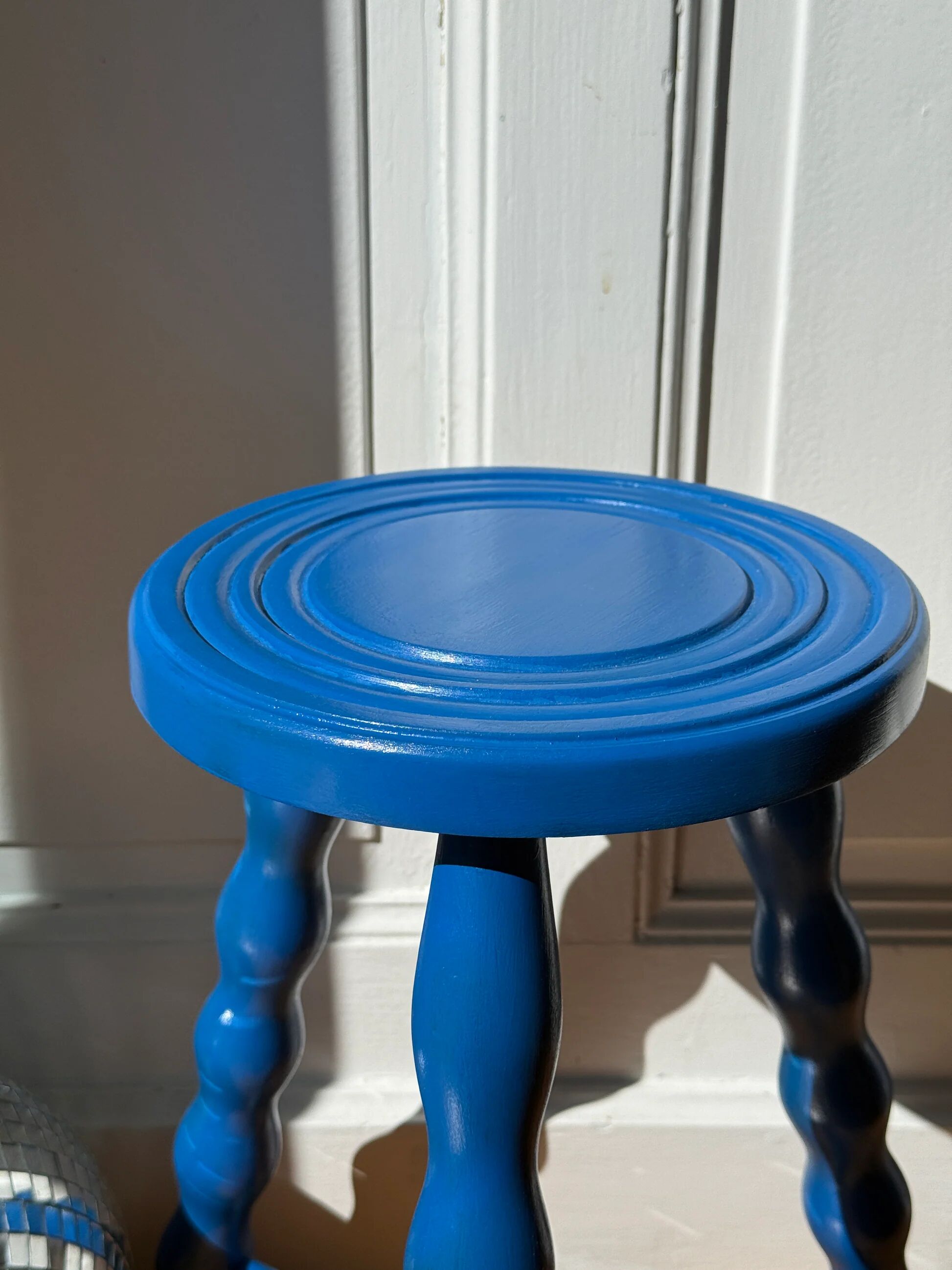 Tabouret tripode en bois bleu