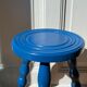 Tabouret tripode en bois bleu