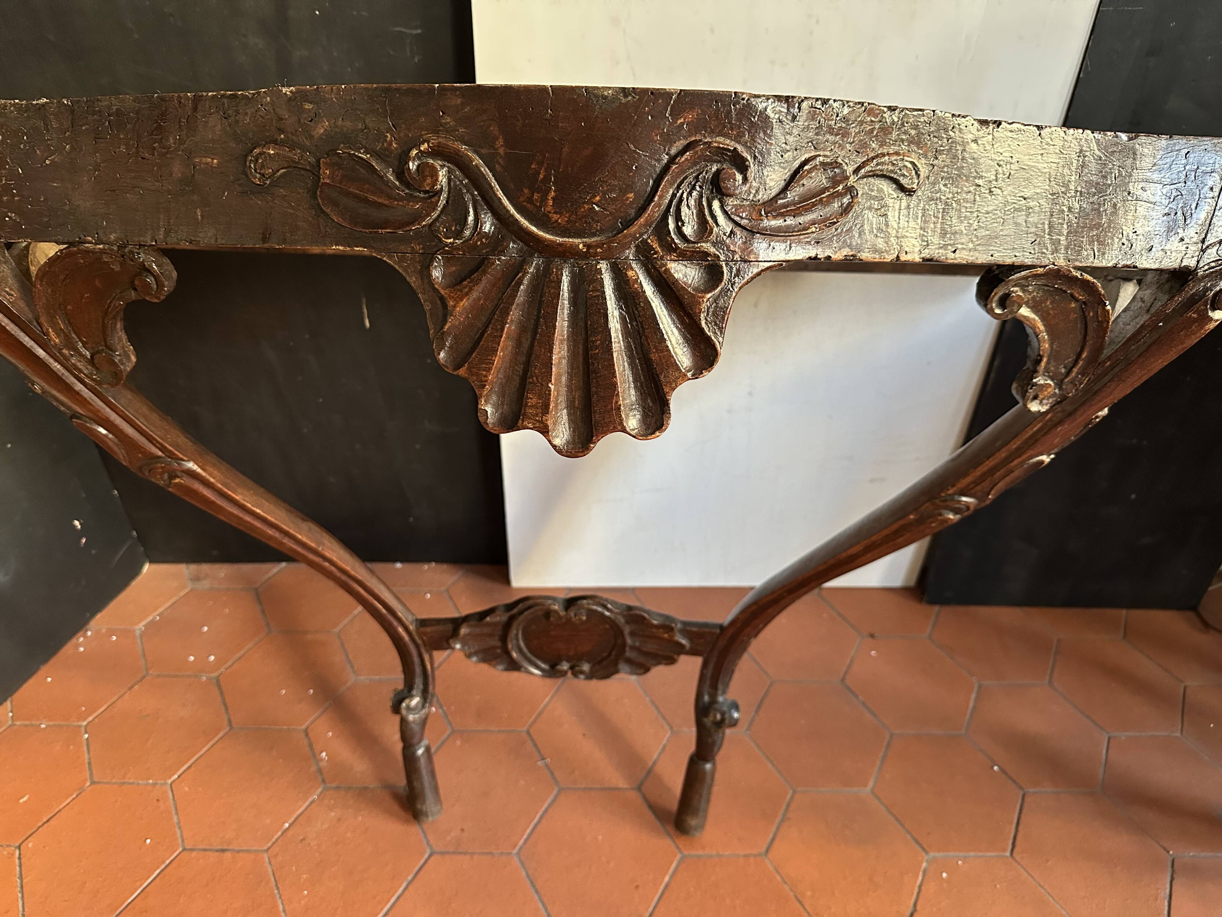 Antique wall console in carved walnut, Louis XV style, 19th century.