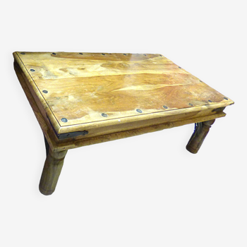 Table basse à clous indienne bois massif ferrures aux angles métal vieilli