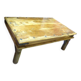 Table basse à clous indienne bois massif ferrures aux angles métal vieilli