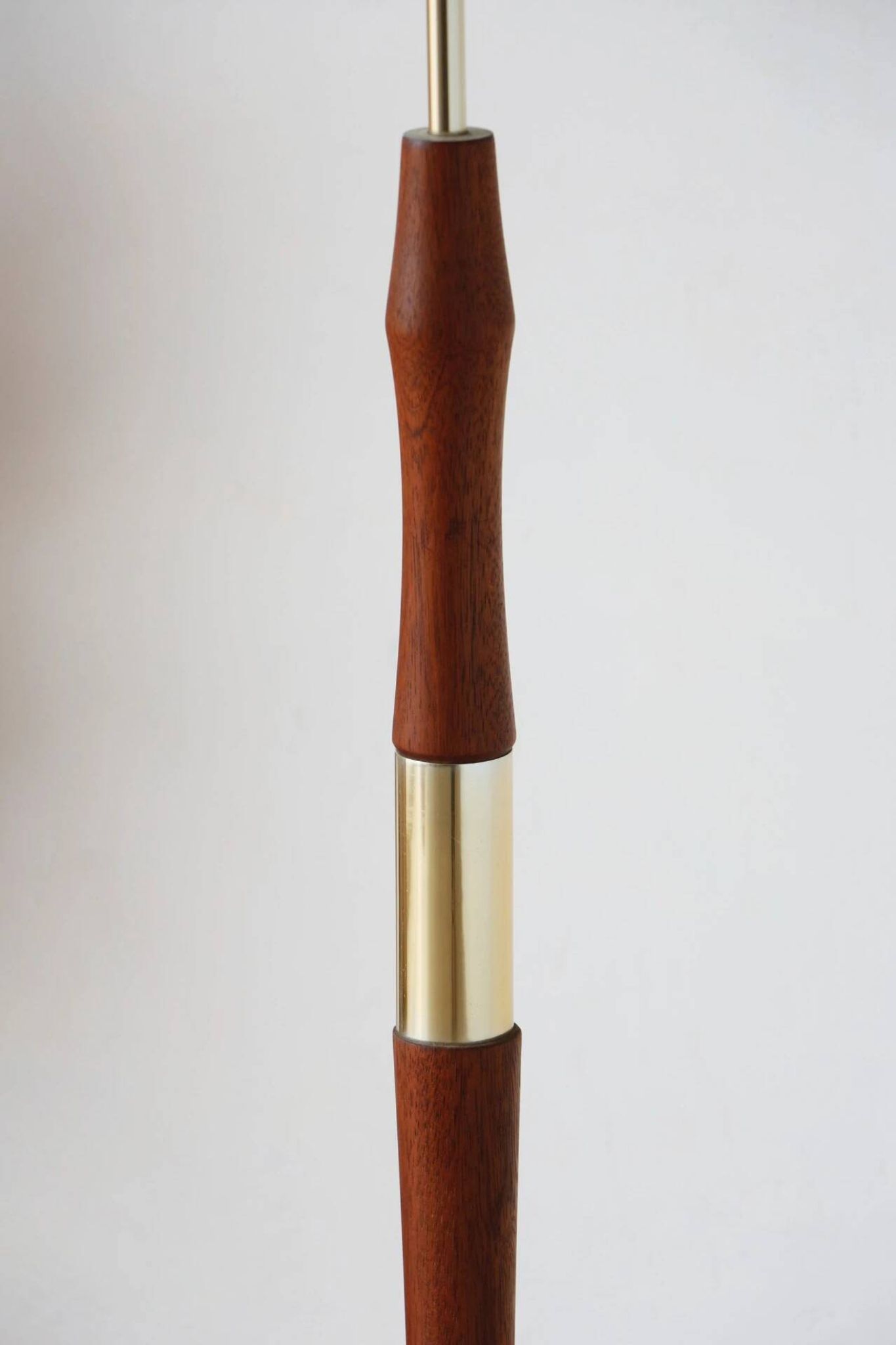Vintage Scandinavian floor lamp in wood and gold brass — Beige lampshade