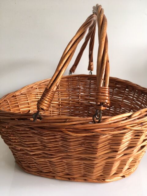 2-handle wicker basket