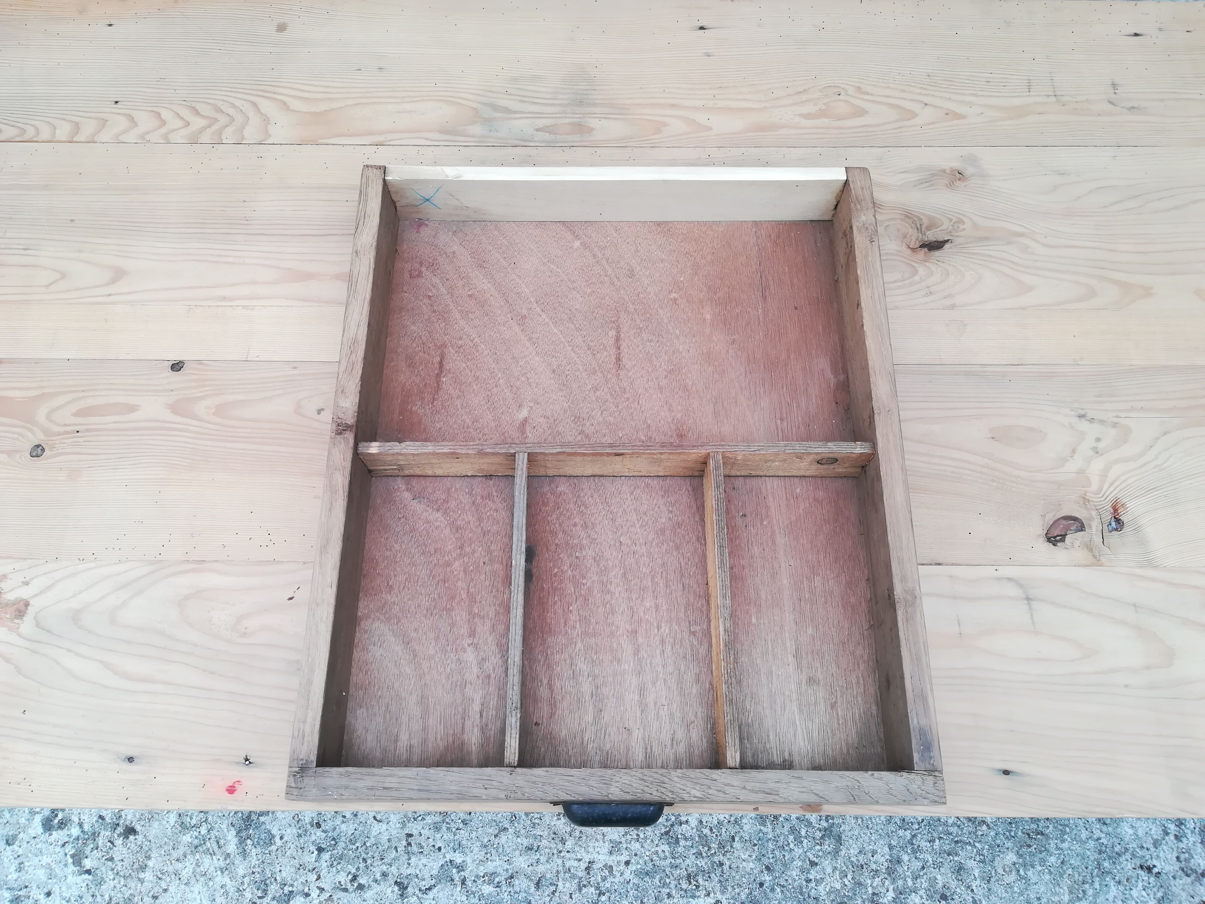 Closing table a drawer