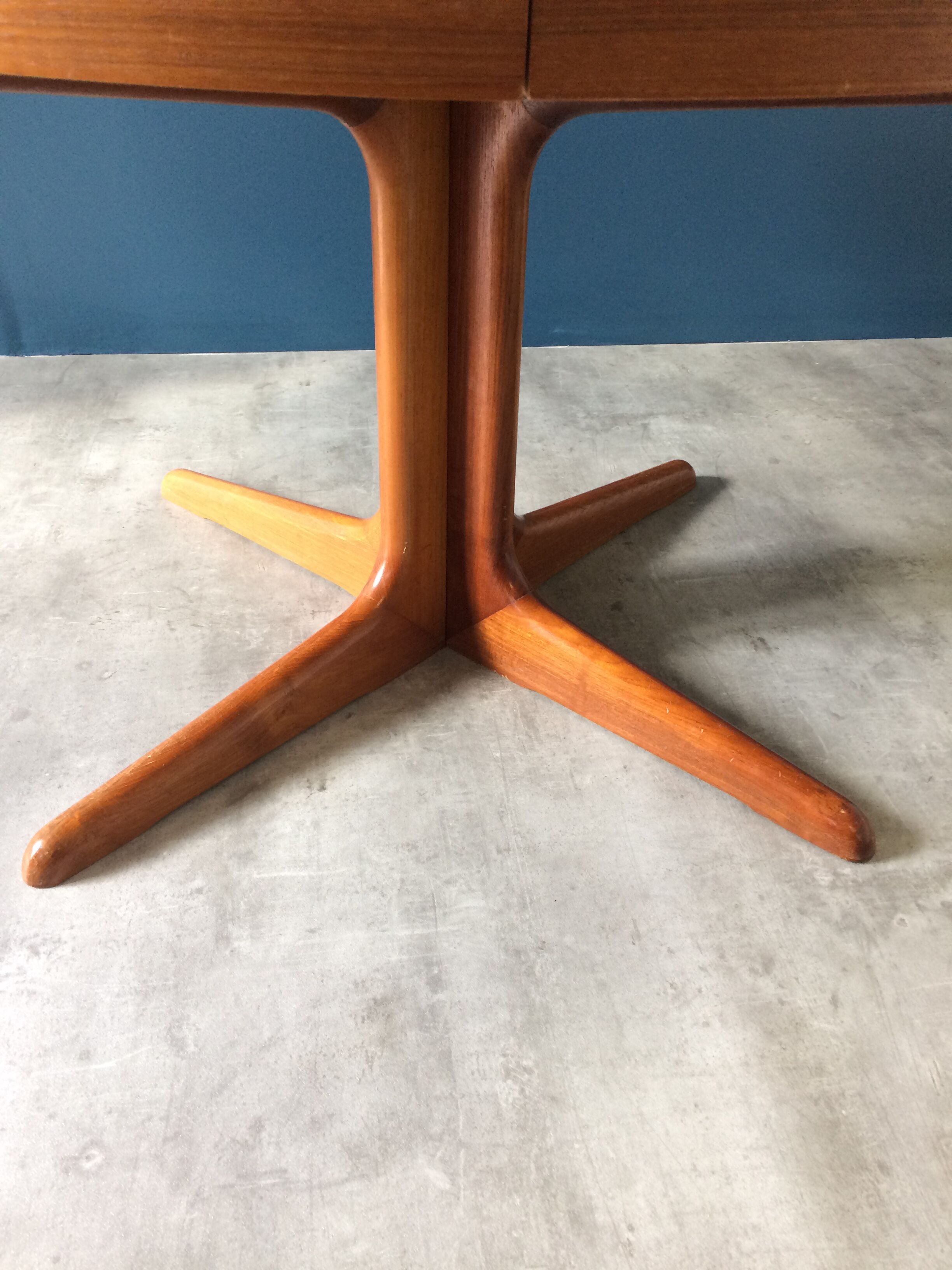 Baumann round extensible table with extensions