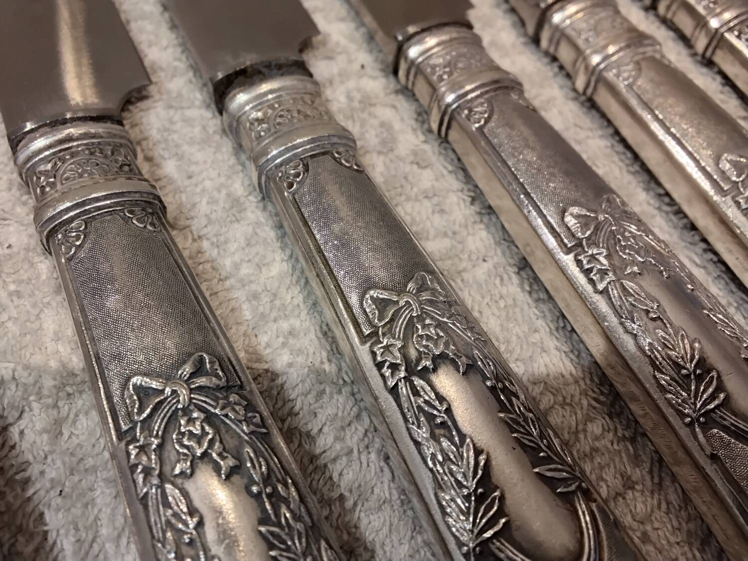 12 silver-plated metal table knives yrras style louis xvi