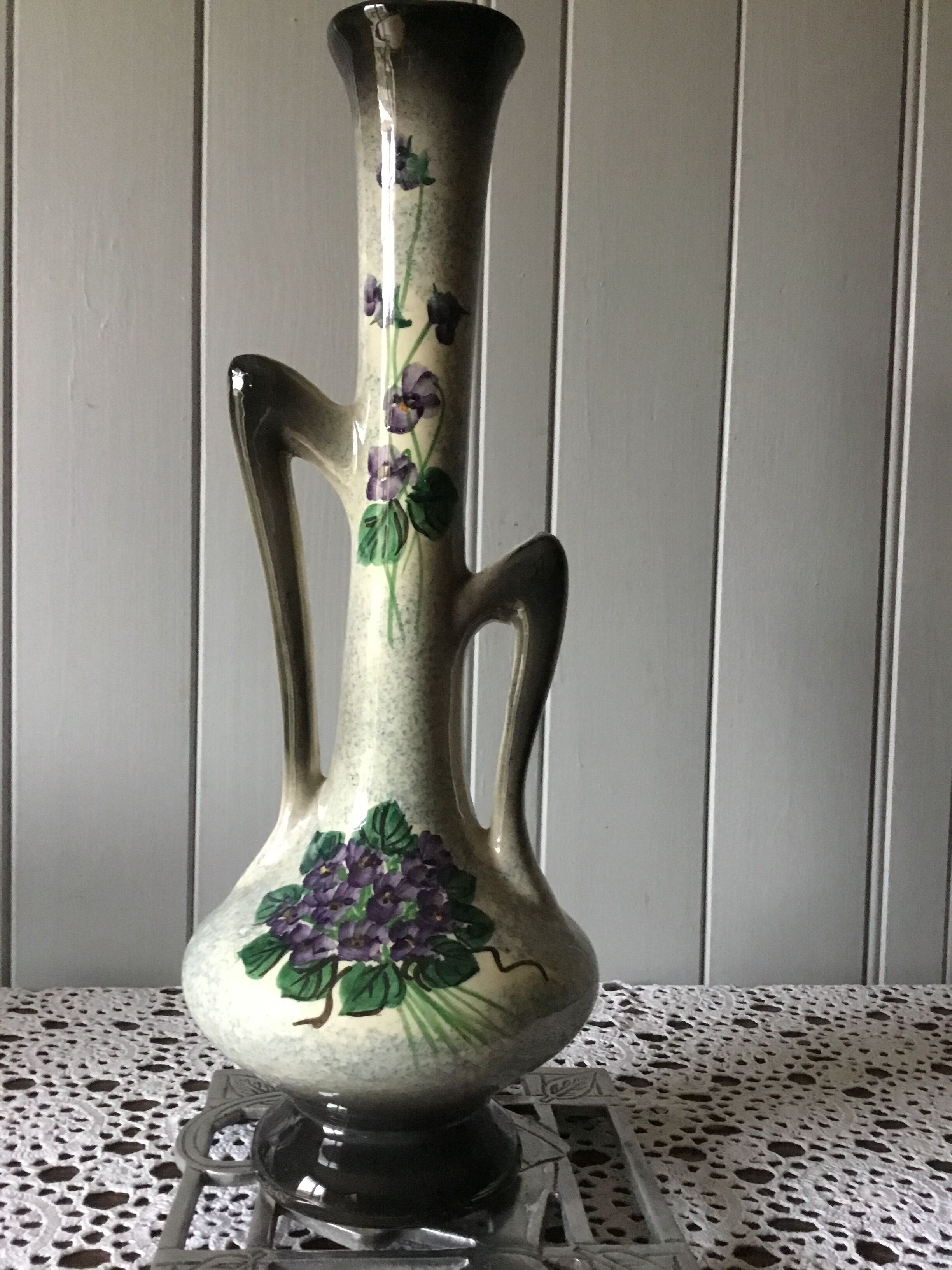 Vase à motifs violettes vintage