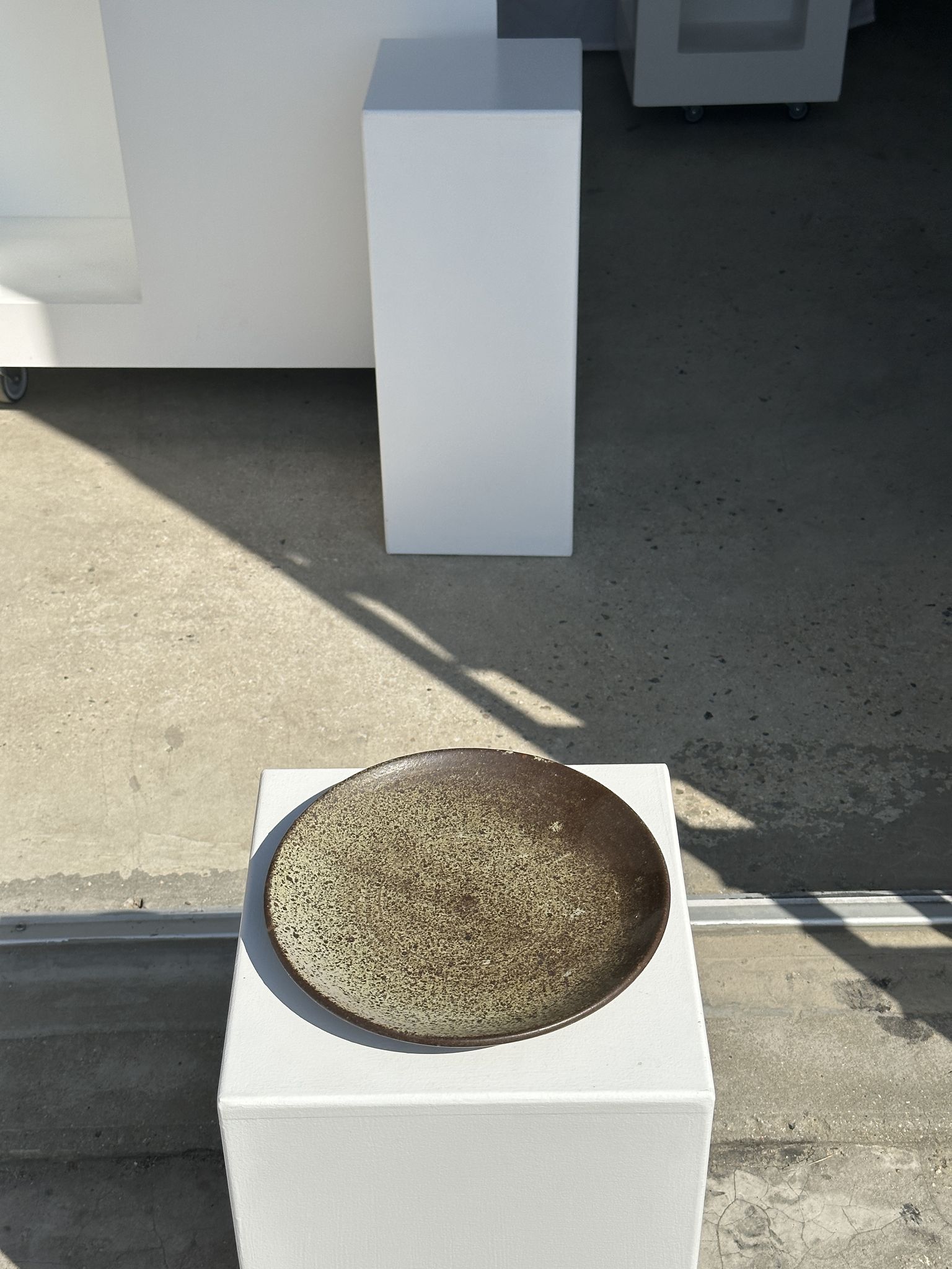 Plat en céramique vert indonésien D:26,5