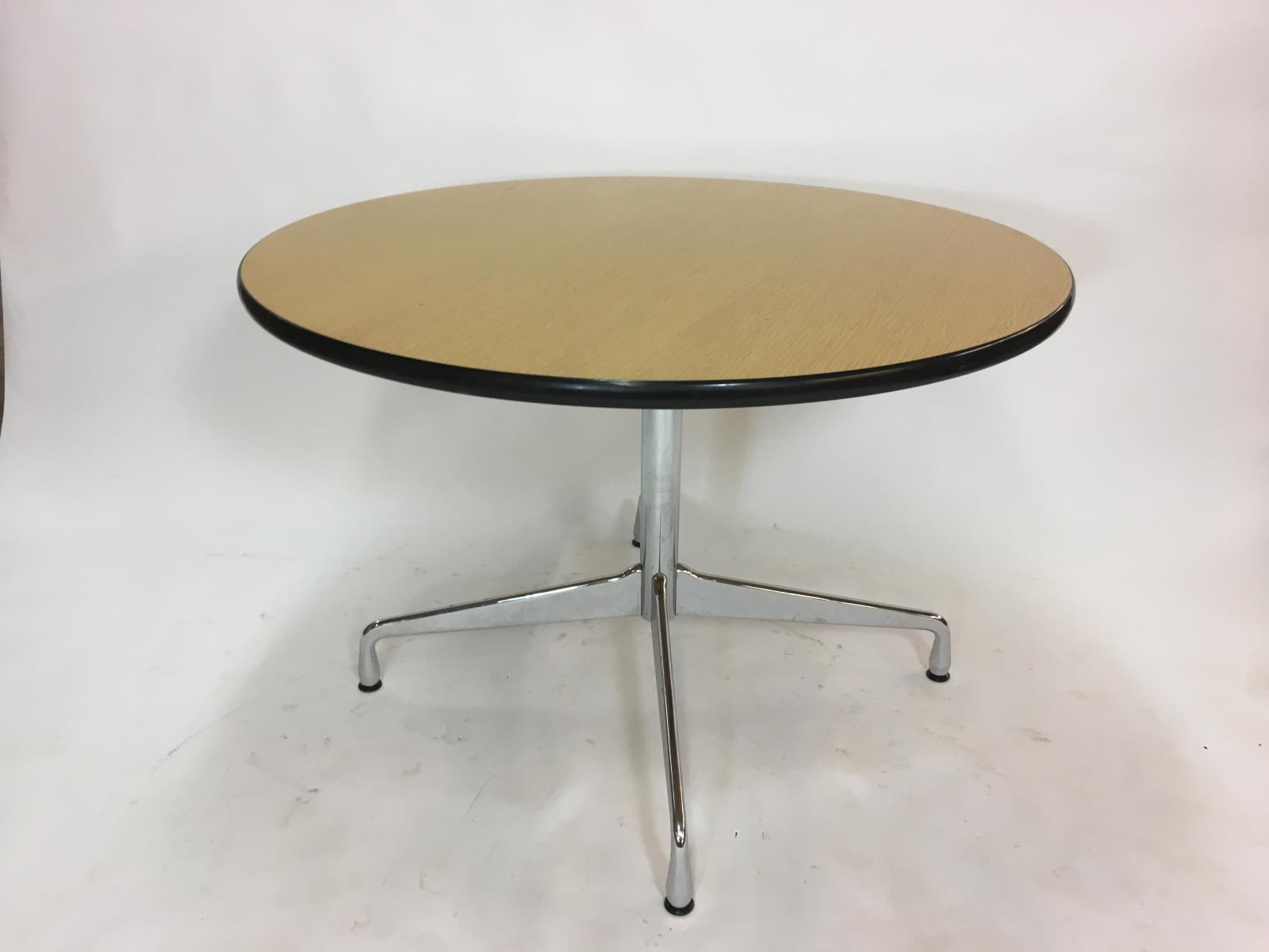 Dining table circular vintage by Charles & Ray Eames for Vitra