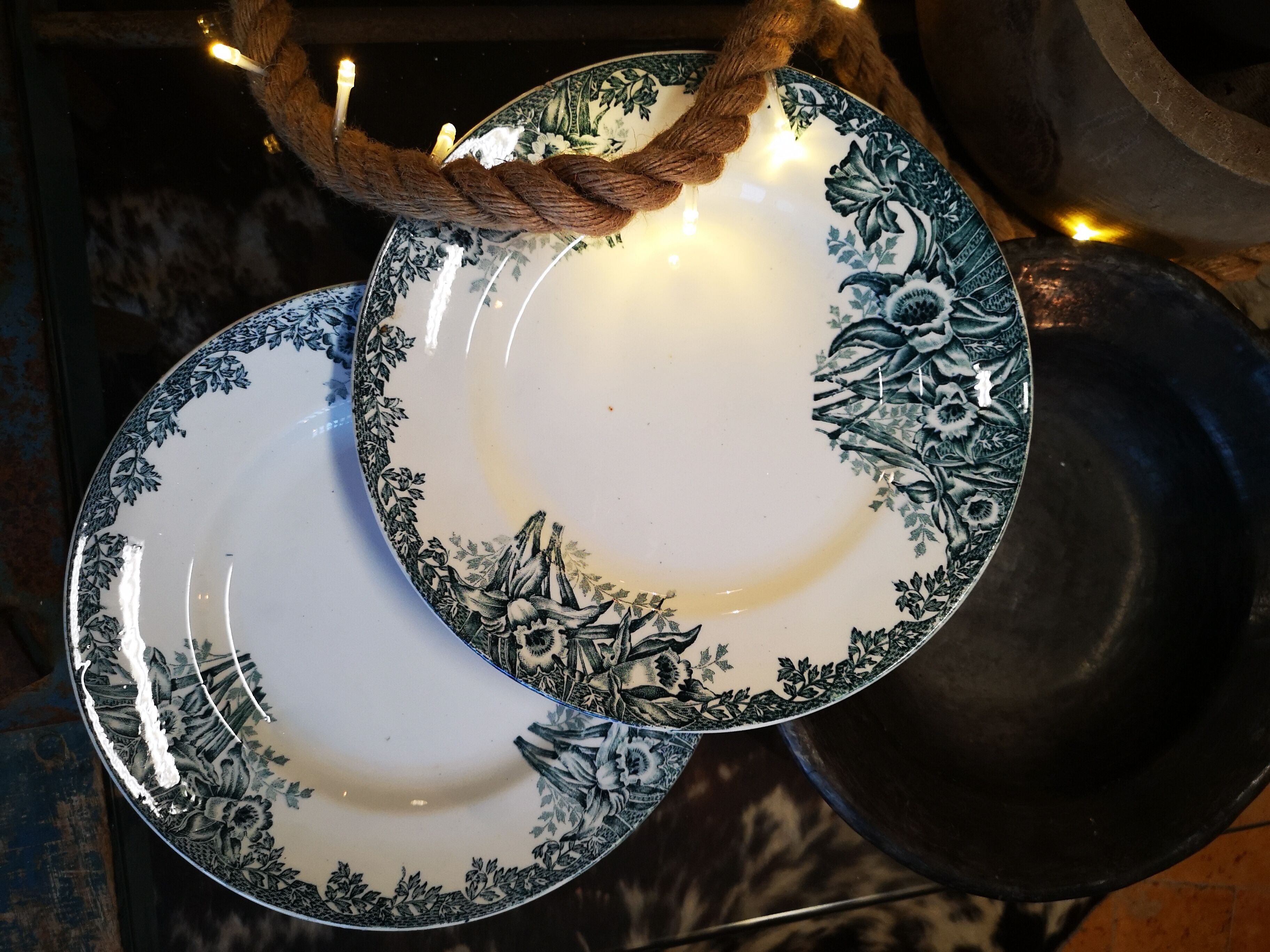 16 plates made of ancient earthenware