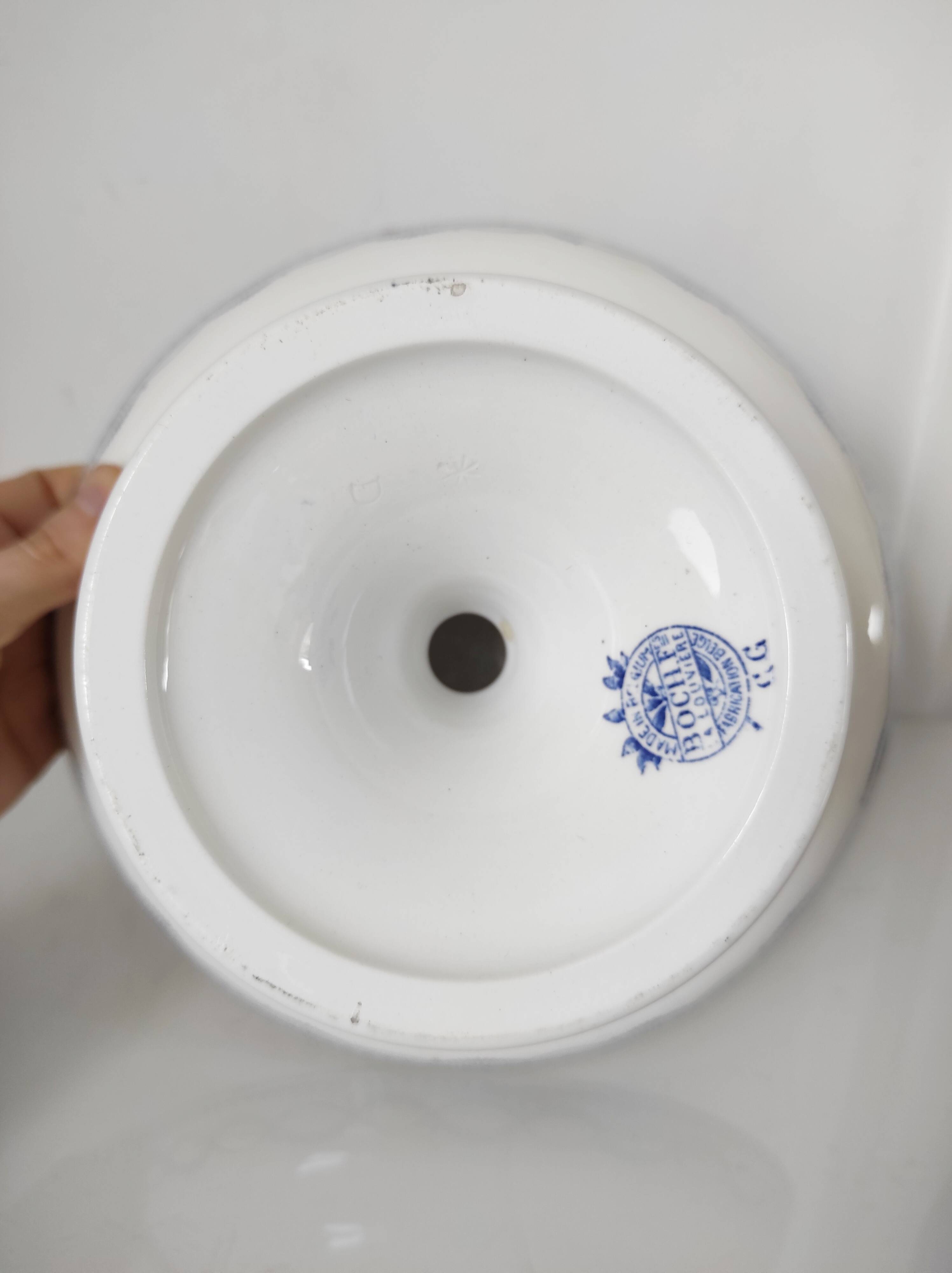 Boch Frères earthenware heeled dish