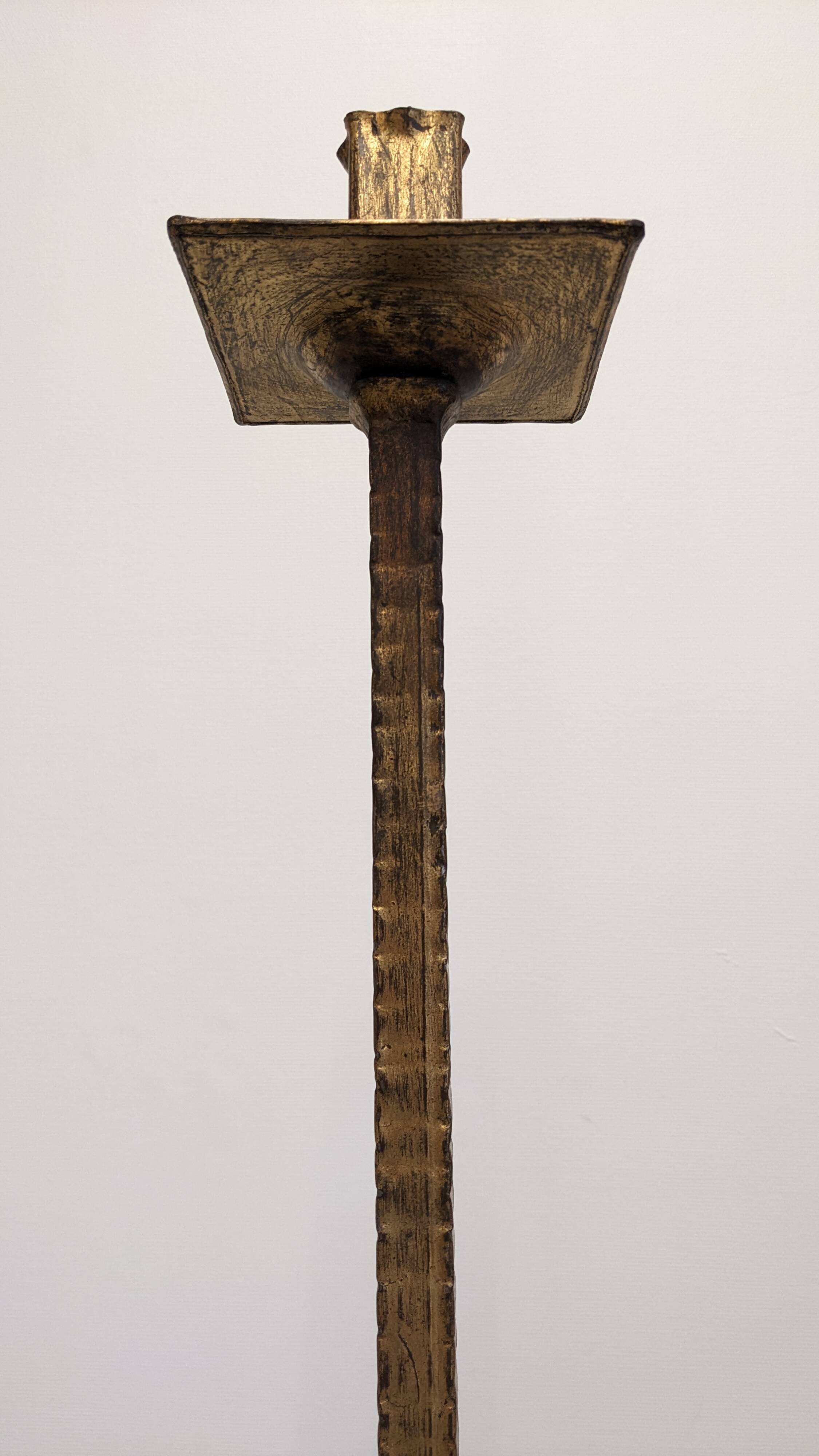 Bougeoir de sol brutaliste en acier martelé doré années 60/70