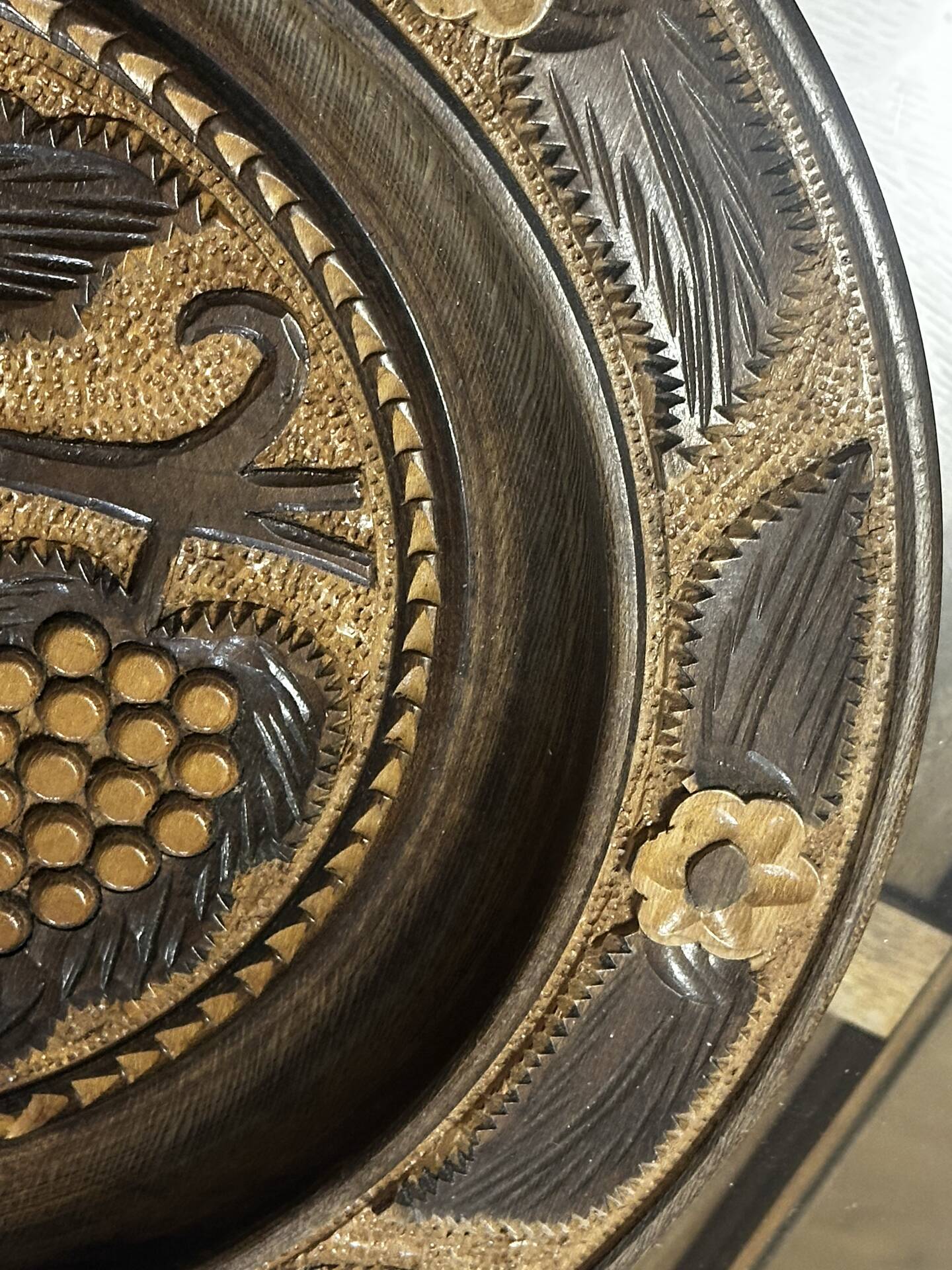 Carved wooden fruit bowl – Centrepiece with grape decoration