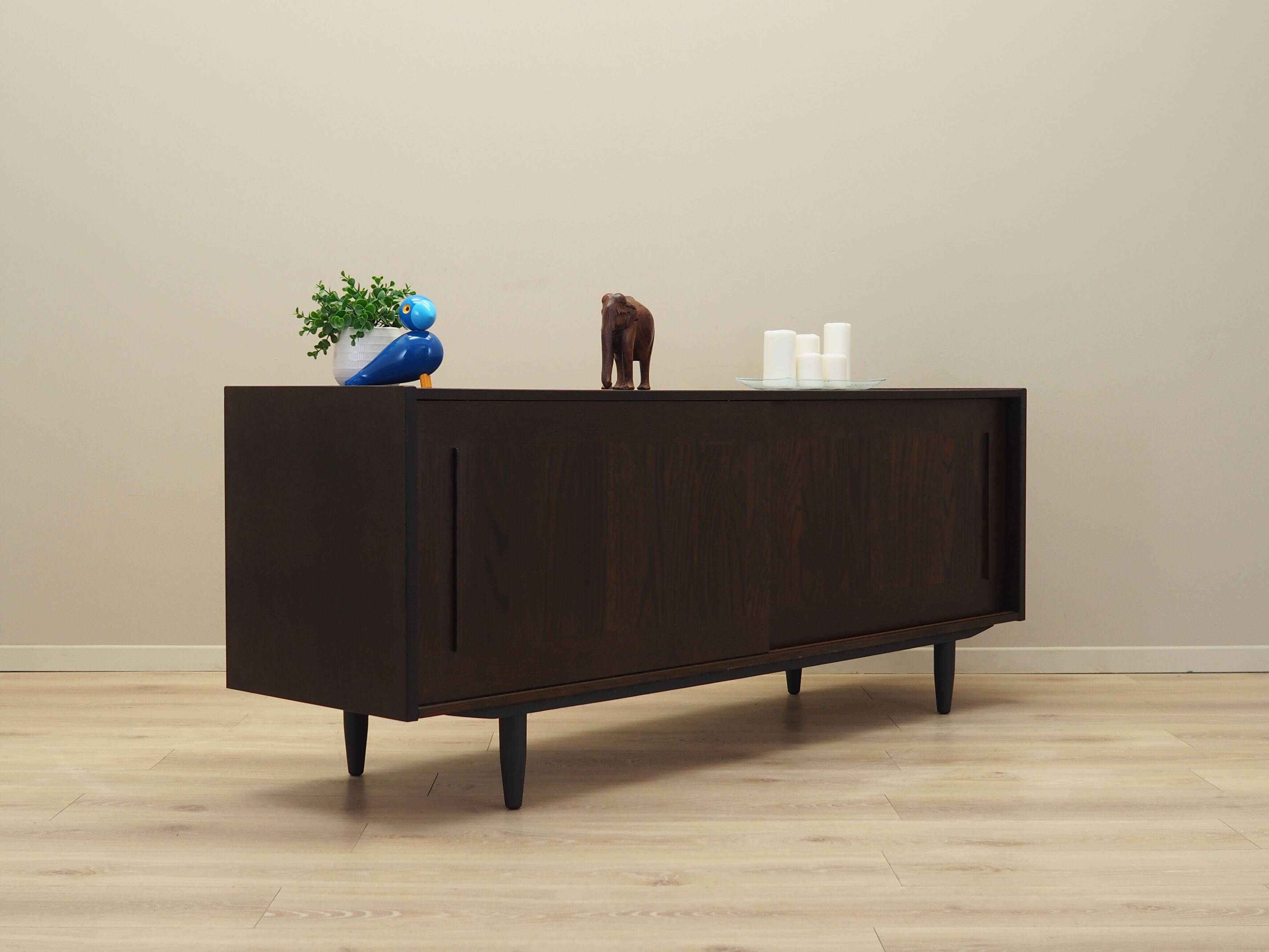 Buffet en chêne, design danois, années 1970, production : Danemark