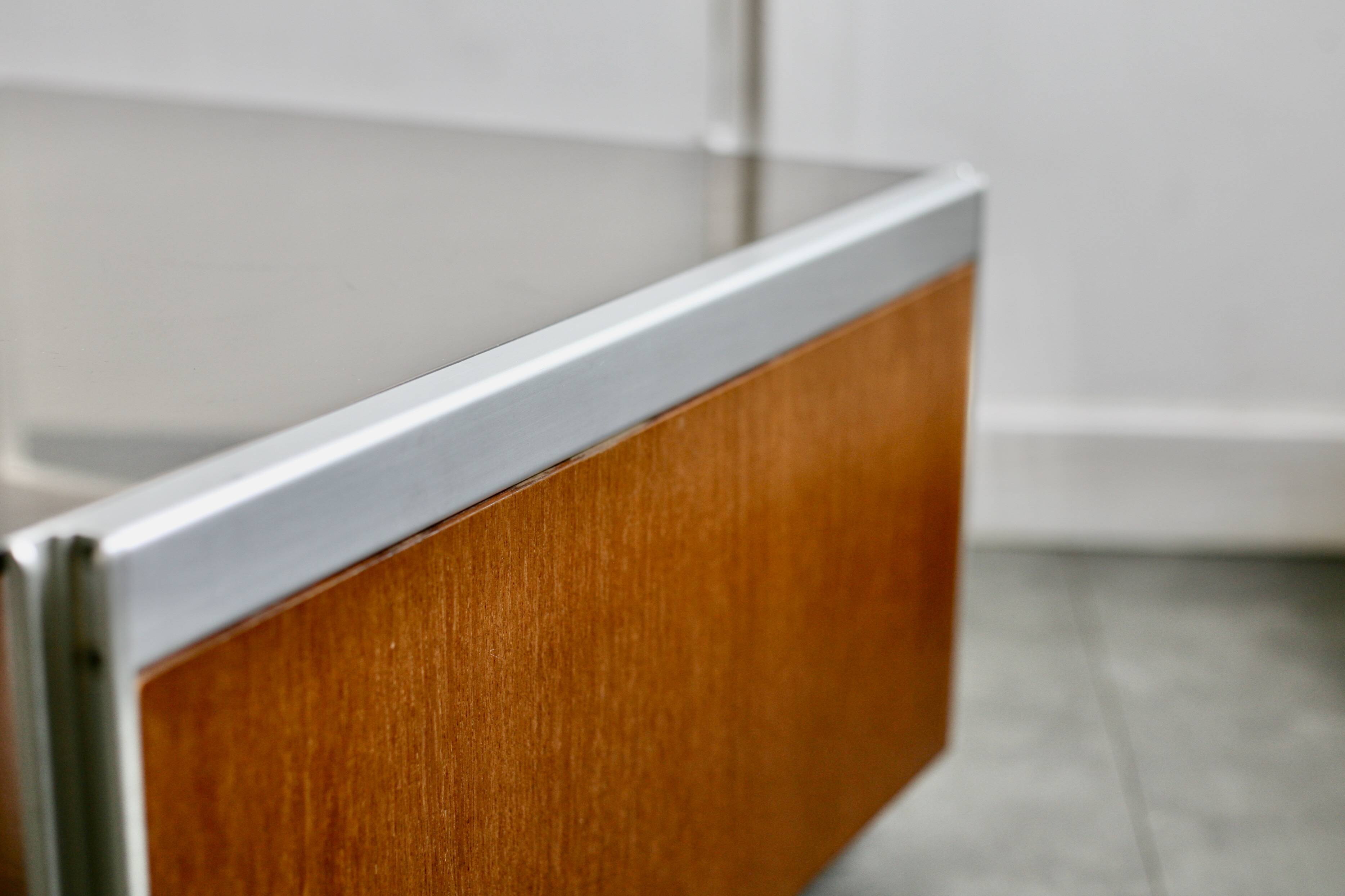 Table basse bois, aluminium et verre fumé. circa 1970