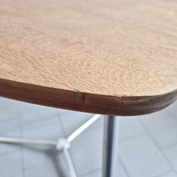 Table d'appoint, guéridon en hêtre et aluminium dans le goût de Jacques Hitier, années 1950