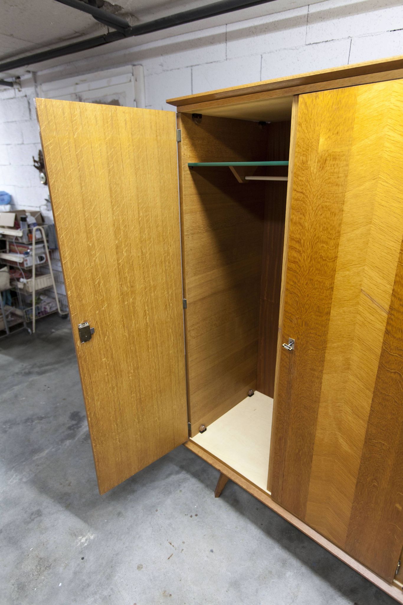 French wardrobe with tapered legs, 3 doors, 1 mirror, 27*130 and 1 t.