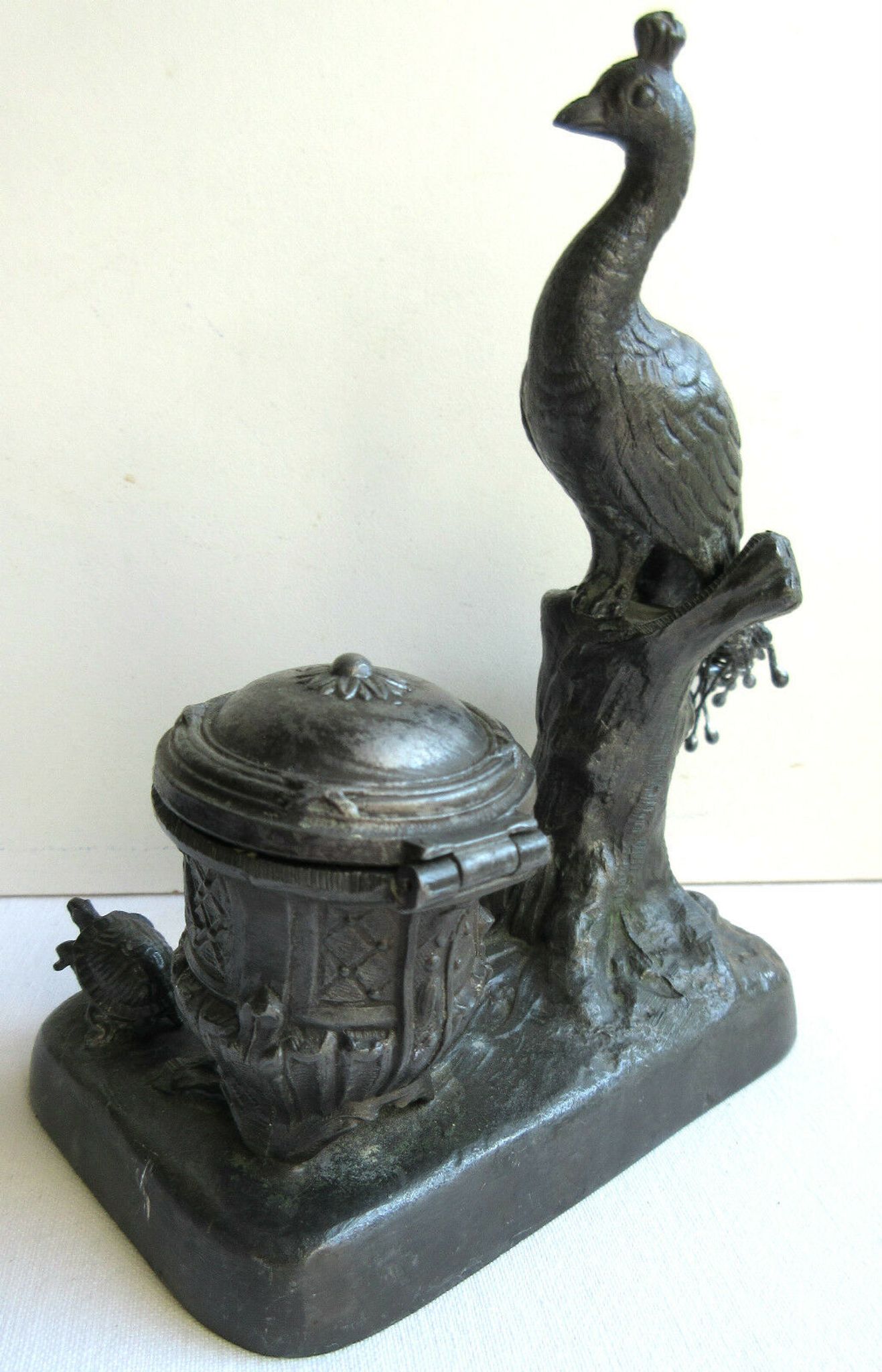 Old ink 1900, in regulation, sculpture paon and turtle art nouveau era